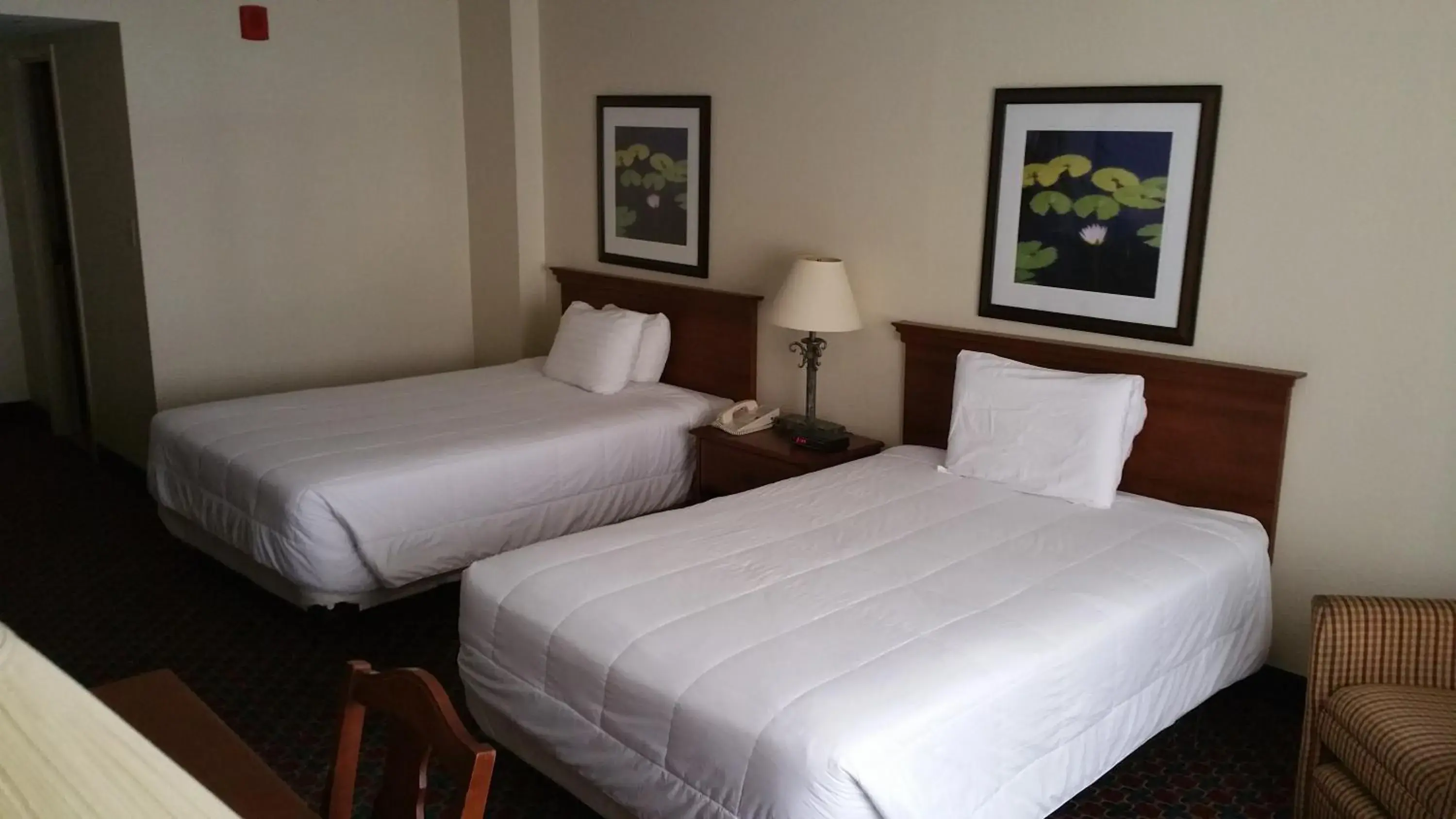 Bed in Imperial Swan Hotel and Suites Lakeland