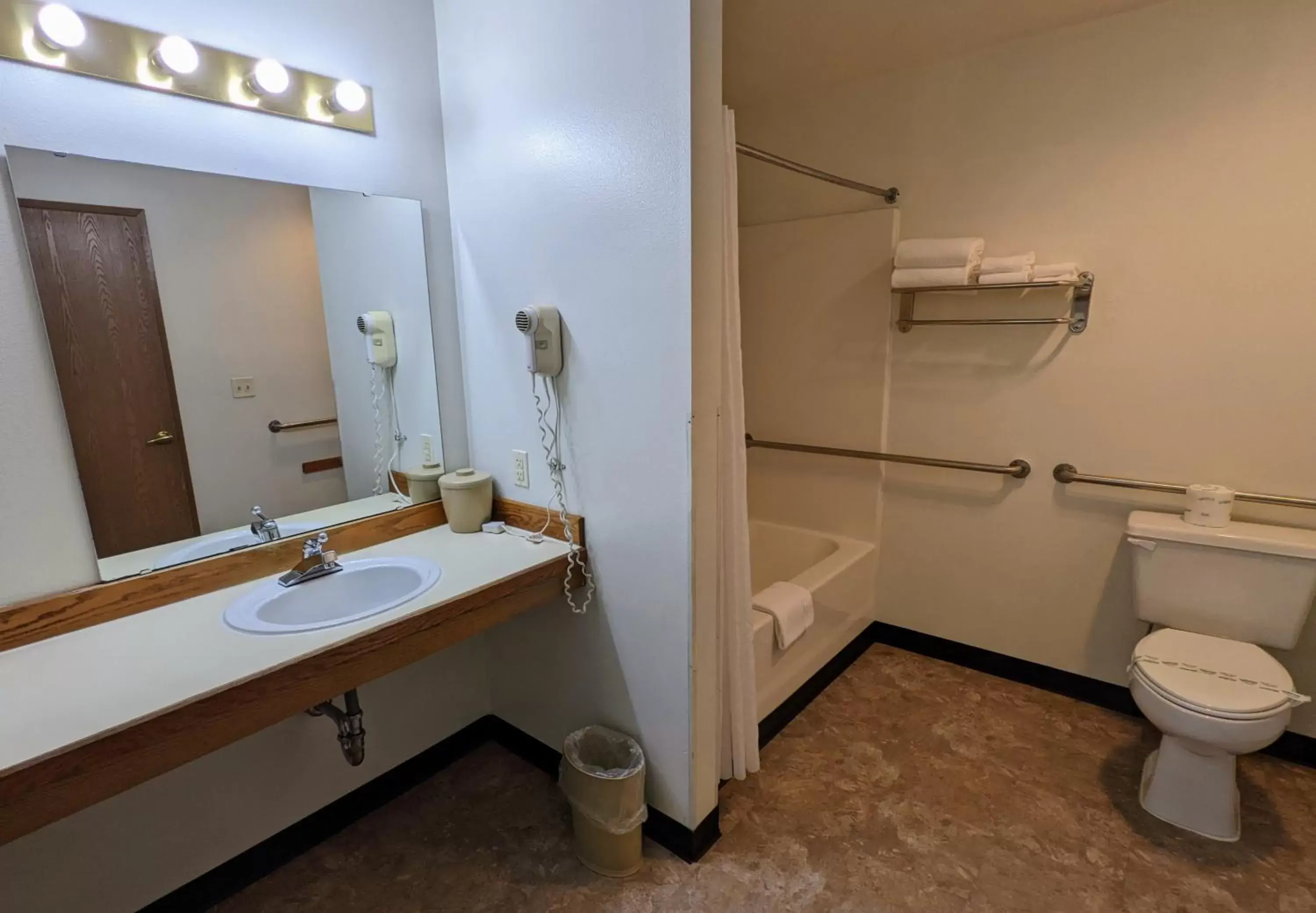 Shower, Bathroom in Fairground Inn