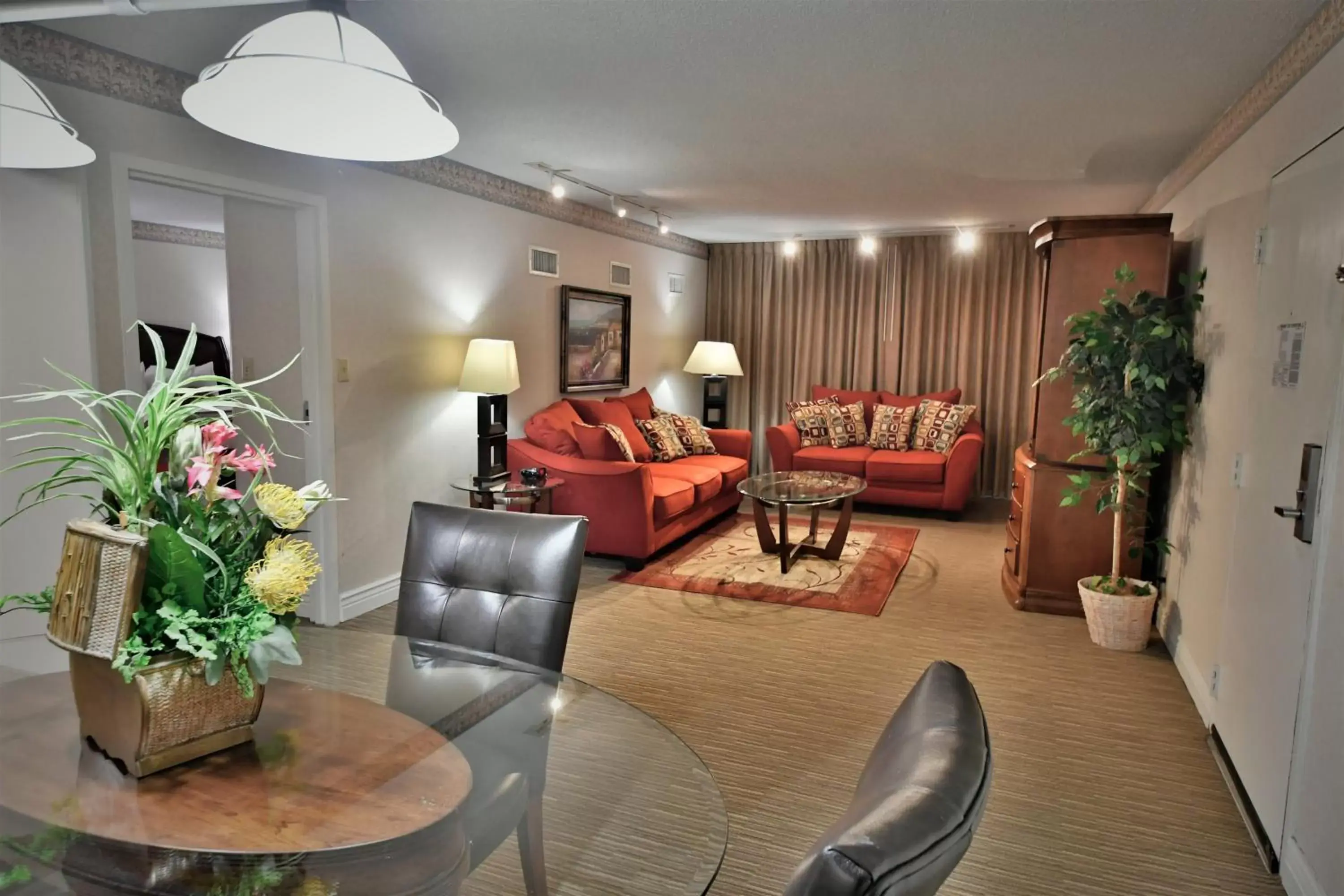 Living room, Seating Area in Ramada by Wyndham Jacksonville Hotel & Conference Center