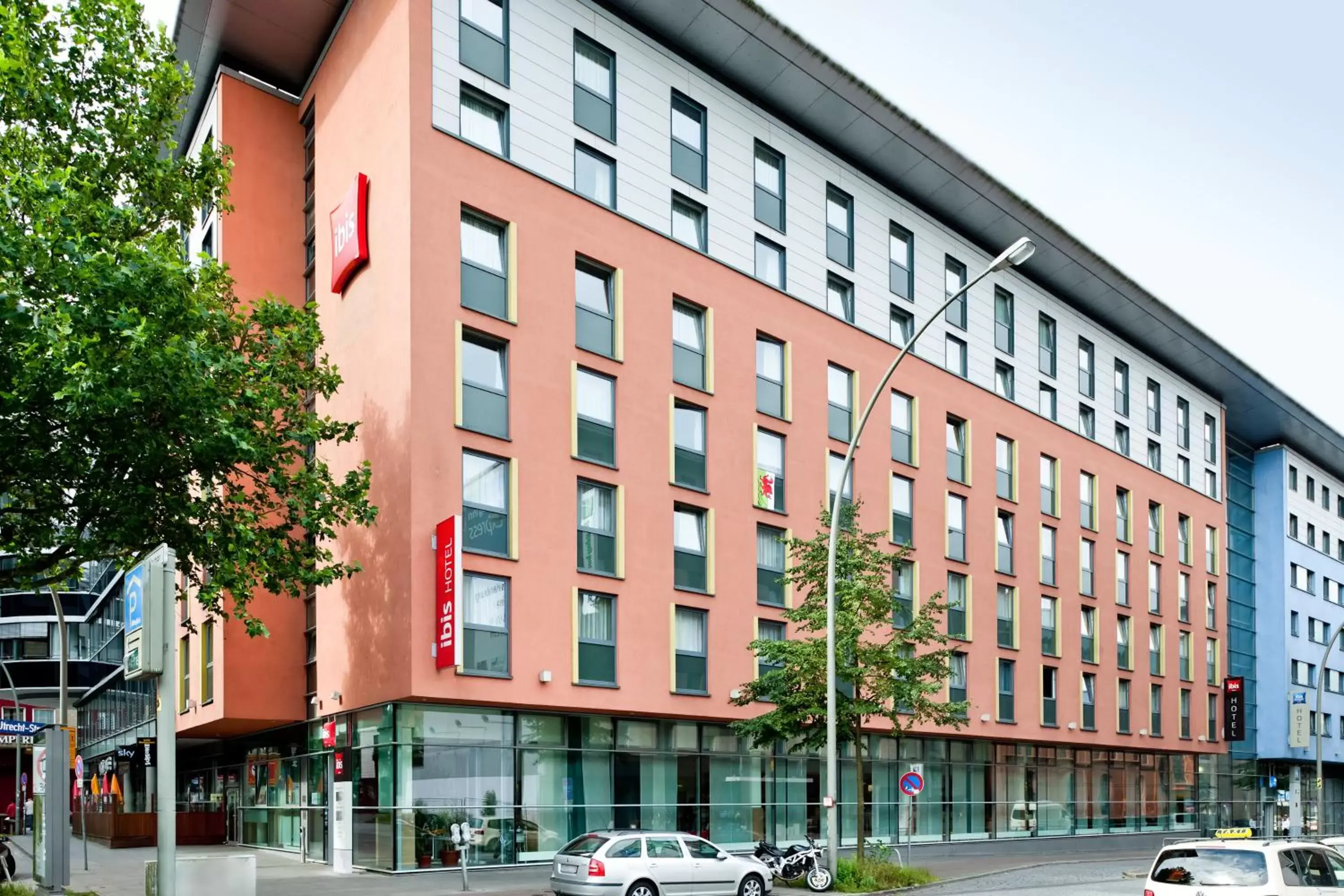 Facade/entrance, Property Building in ibis Hotel Hamburg St. Pauli Messe