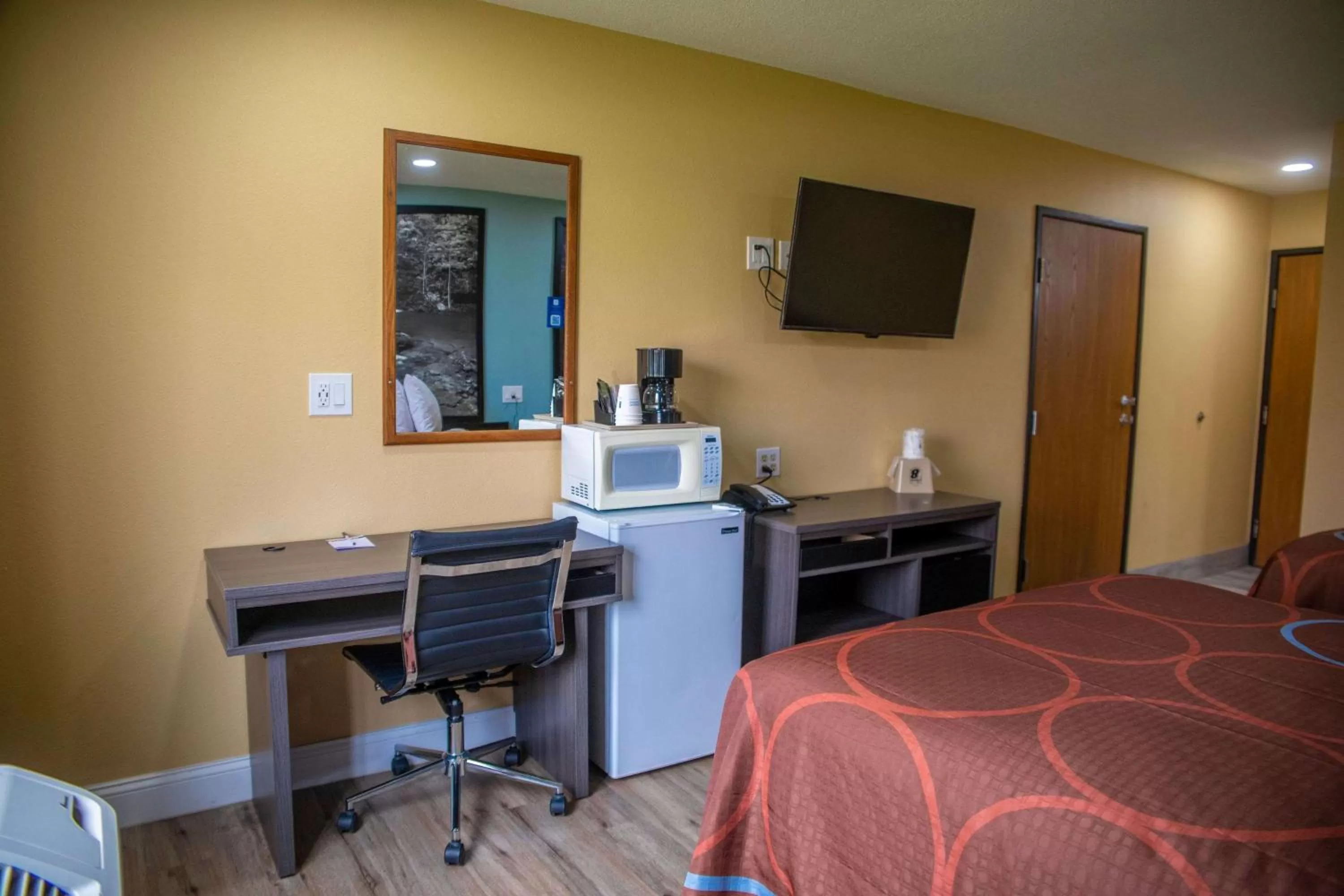 Bedroom, Bed in Super 8 by Wyndham Mountain Home