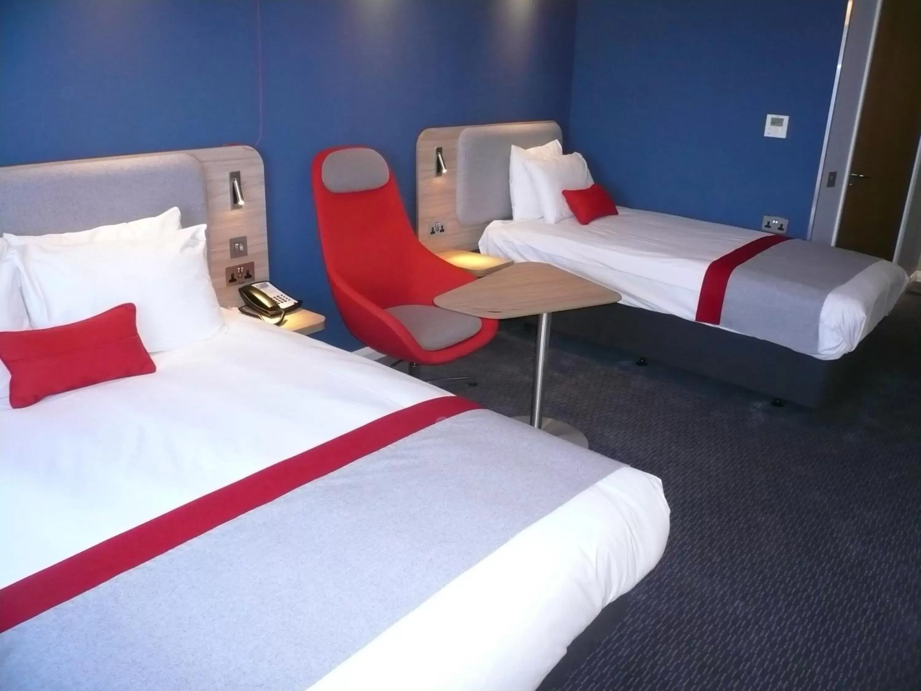 Photo of the whole room, Bed in Holiday Inn Express Oxford Kassam Stadium, an IHG Hotel