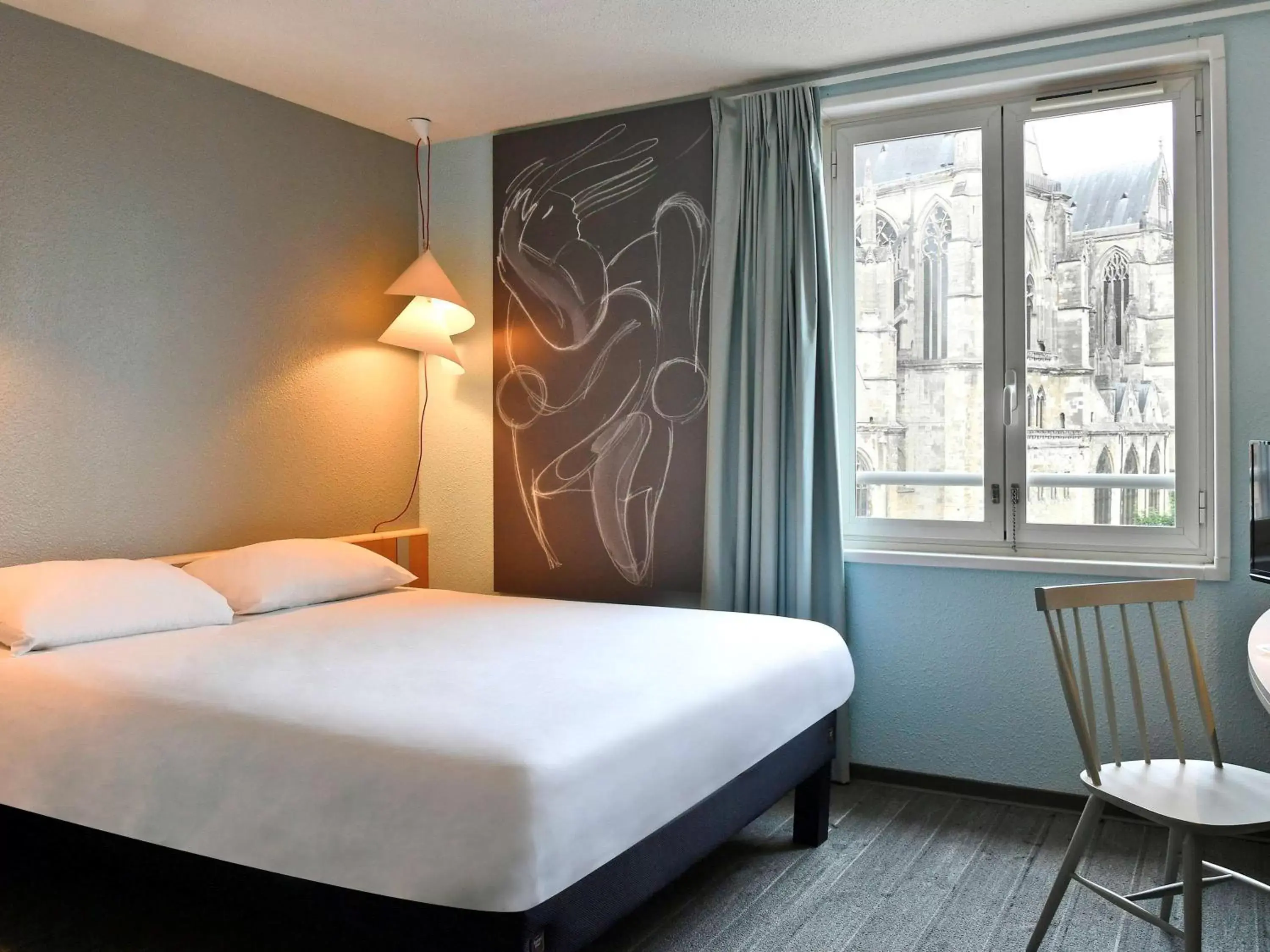 Photo of the whole room, Bed in ibis Saint Quentin Basilique