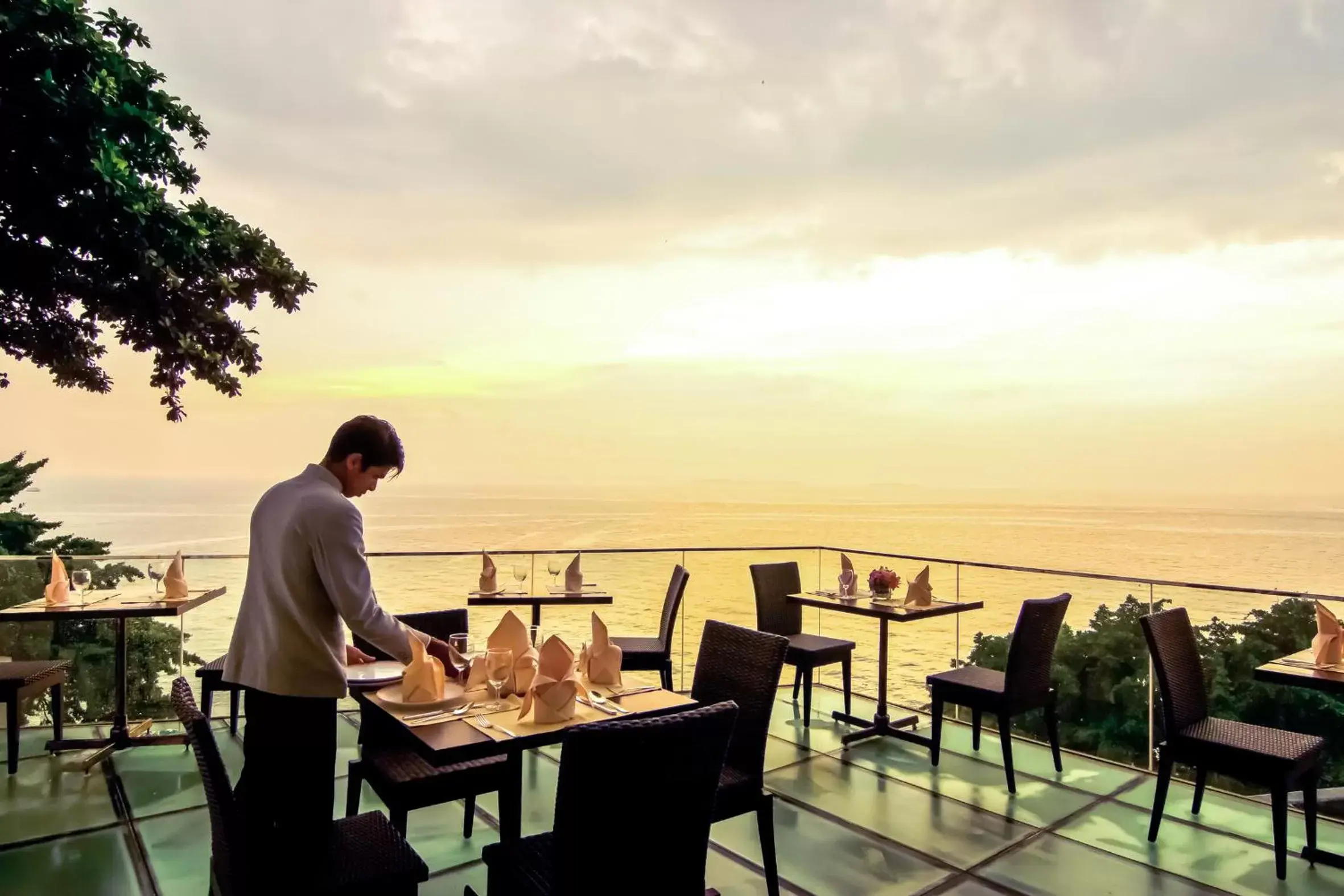 Staff, Restaurant/Places to Eat in Royal Cliff Beach Hotel Pattaya