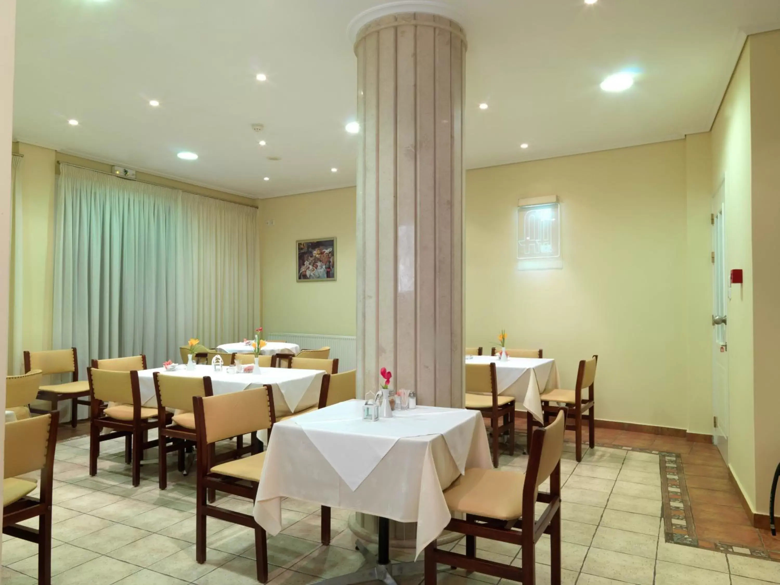 Restaurant/Places to Eat in Alex Hotel