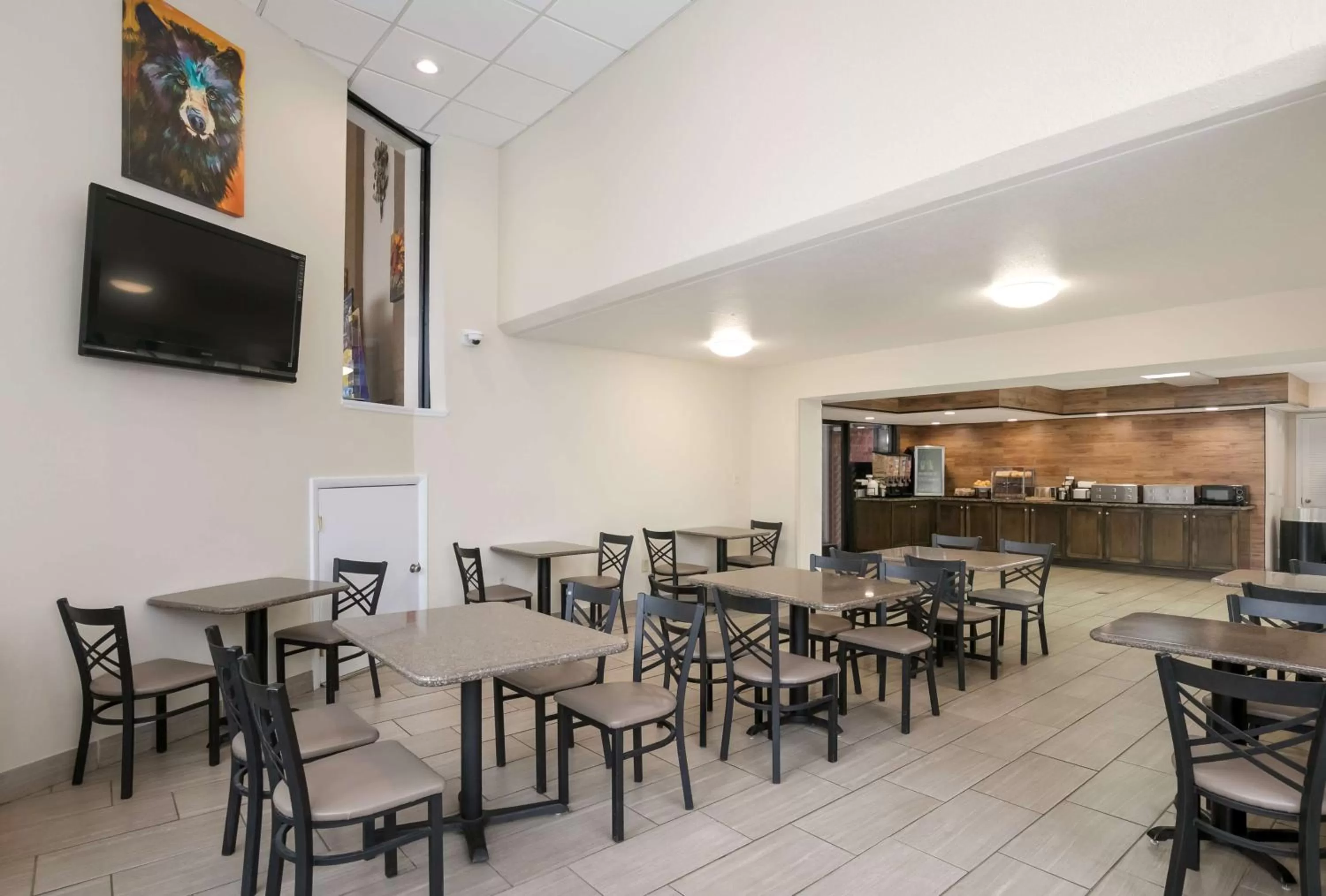 Restaurant/places to eat in SureStay Plus Hotel by Best Western Gatlinburg