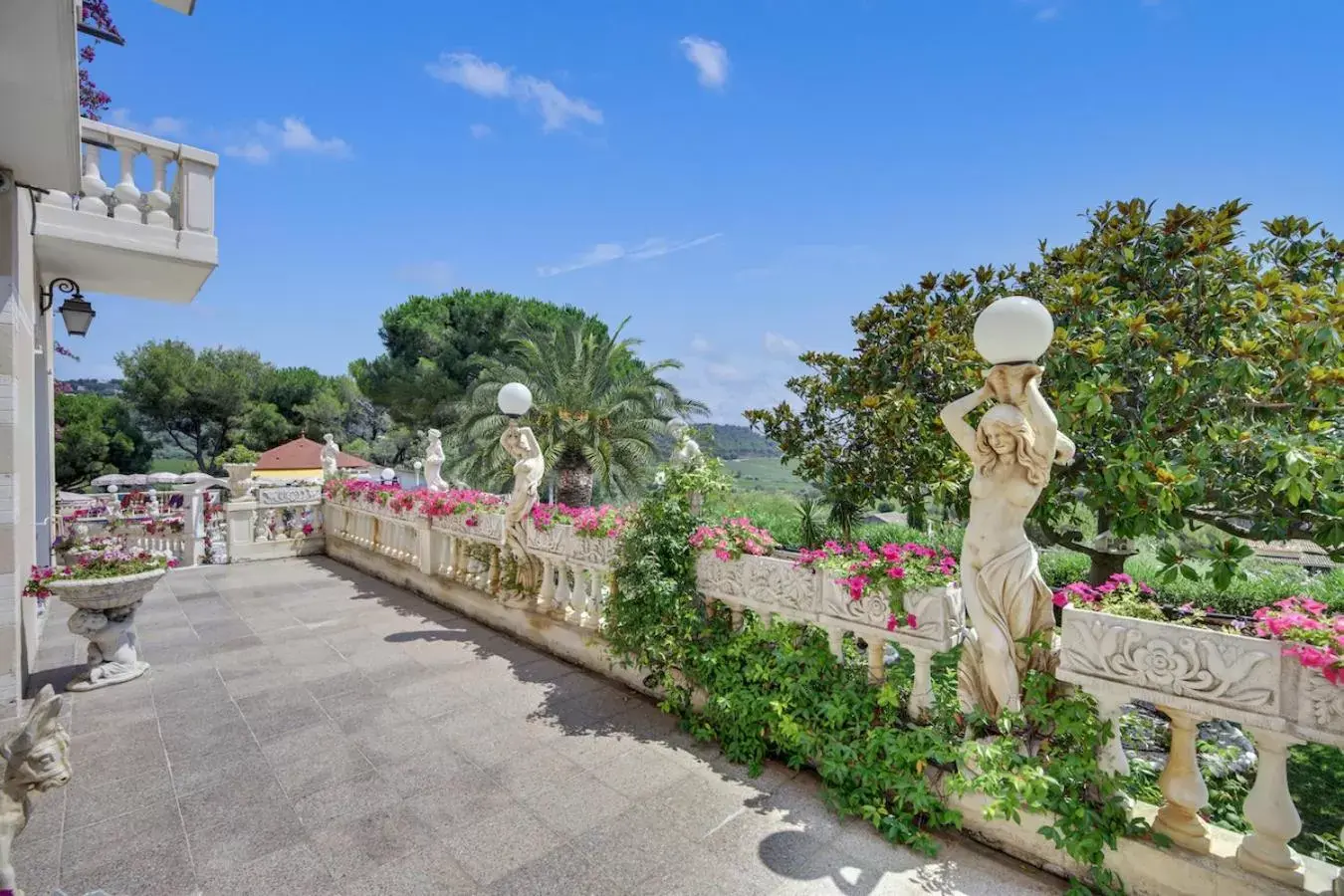 Garden view in Le Château de Mei Lese