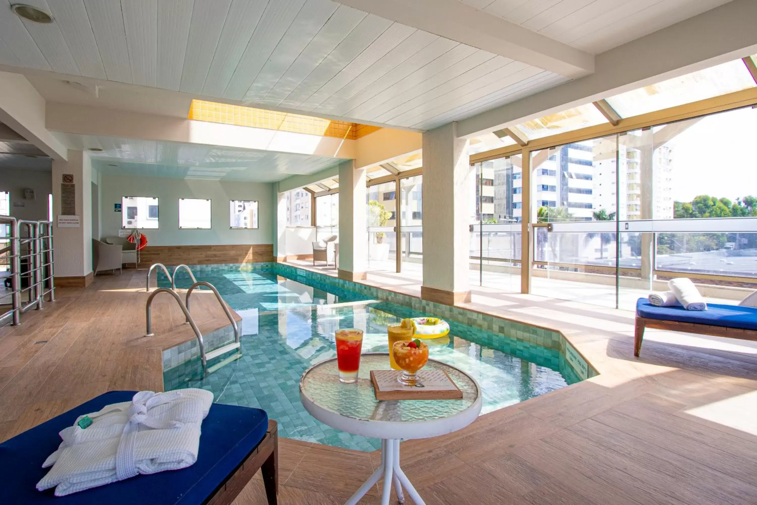 Swimming pool in Mercure Florianópolis Swimming pool in Mercure Florianópolis