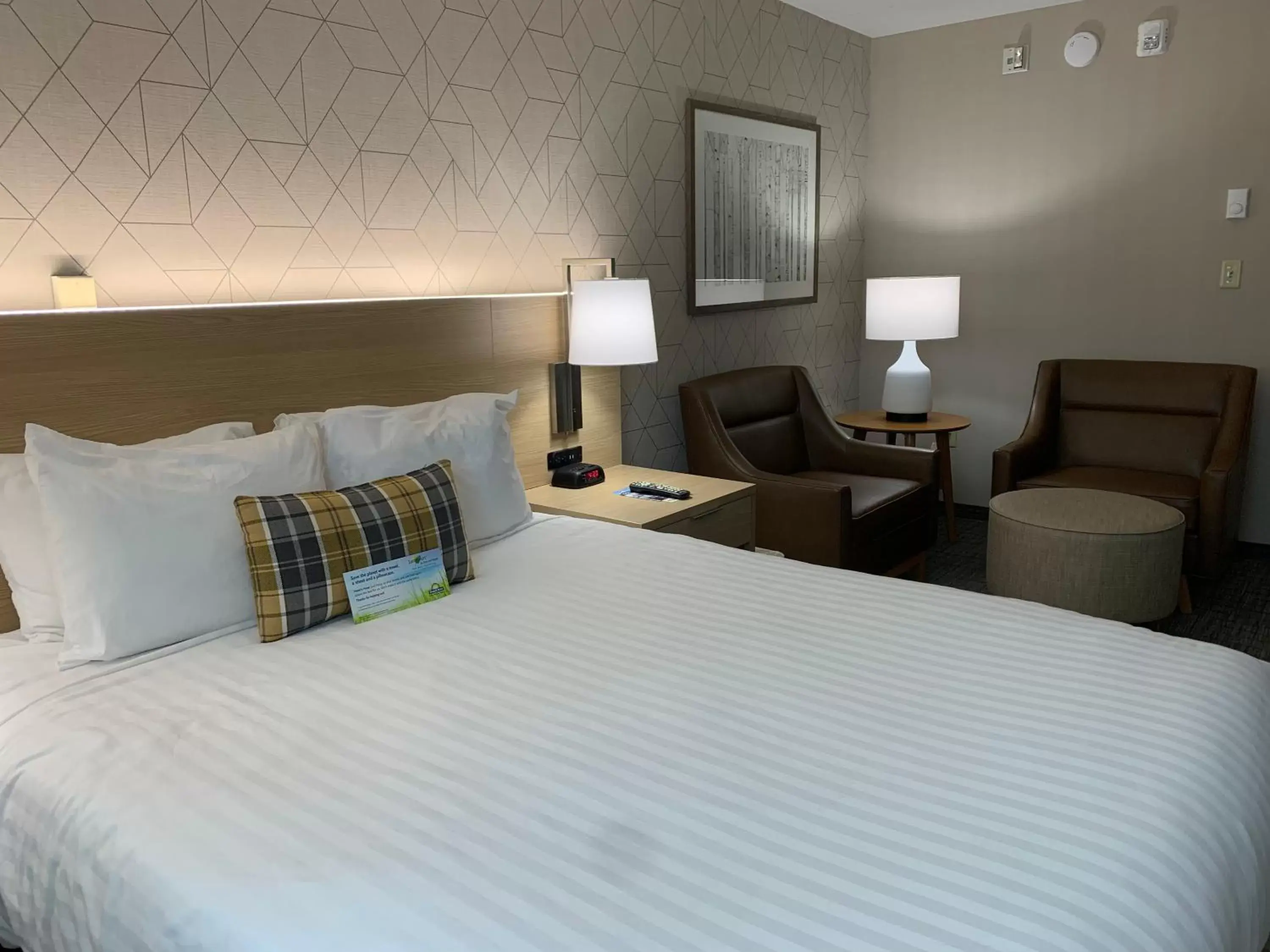 Photo of the whole room, Bed in Days Inn & Suites by Wyndham Duluth by the Mall