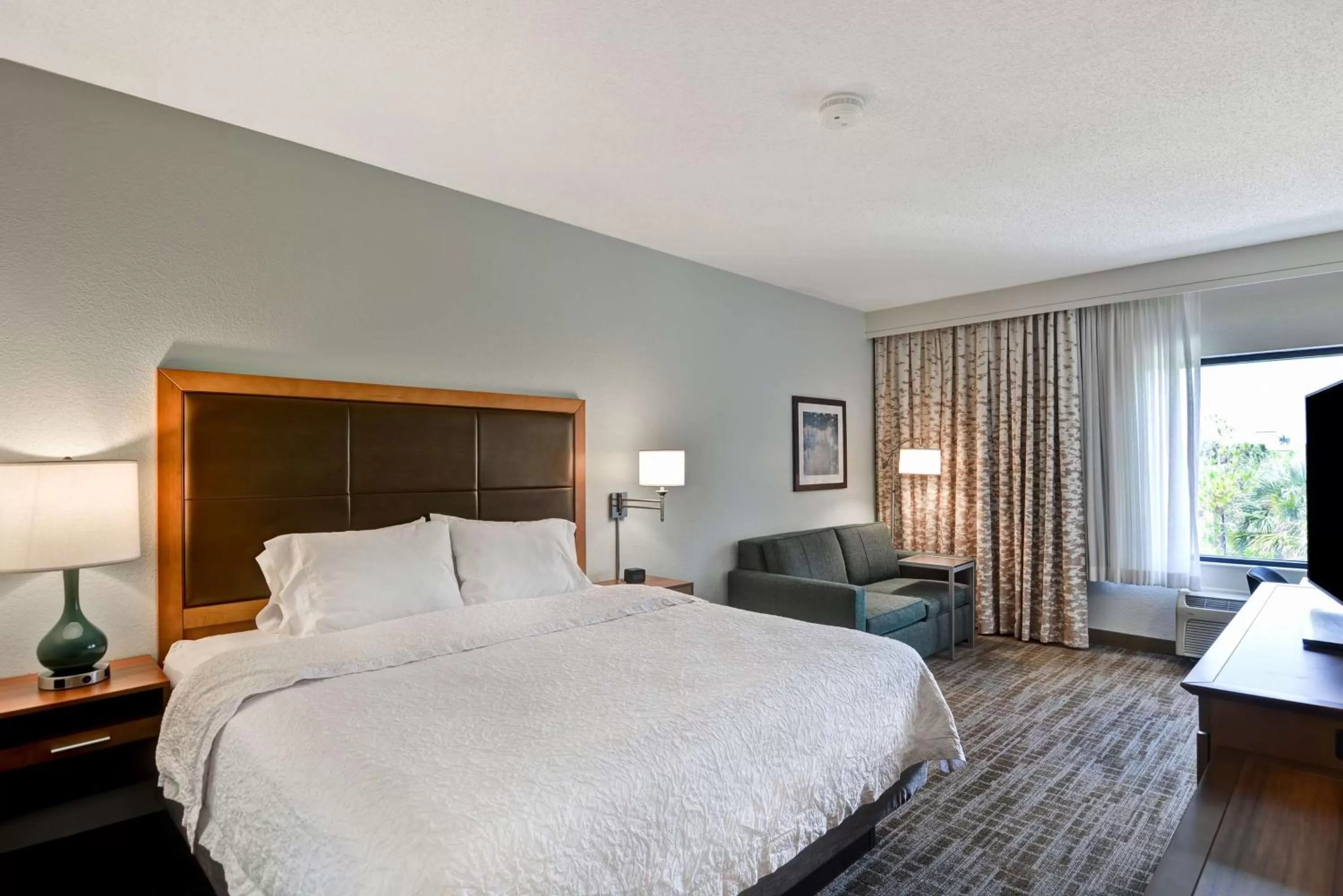 Living room, Bed in Hampton Inn Palm Beach Gardens