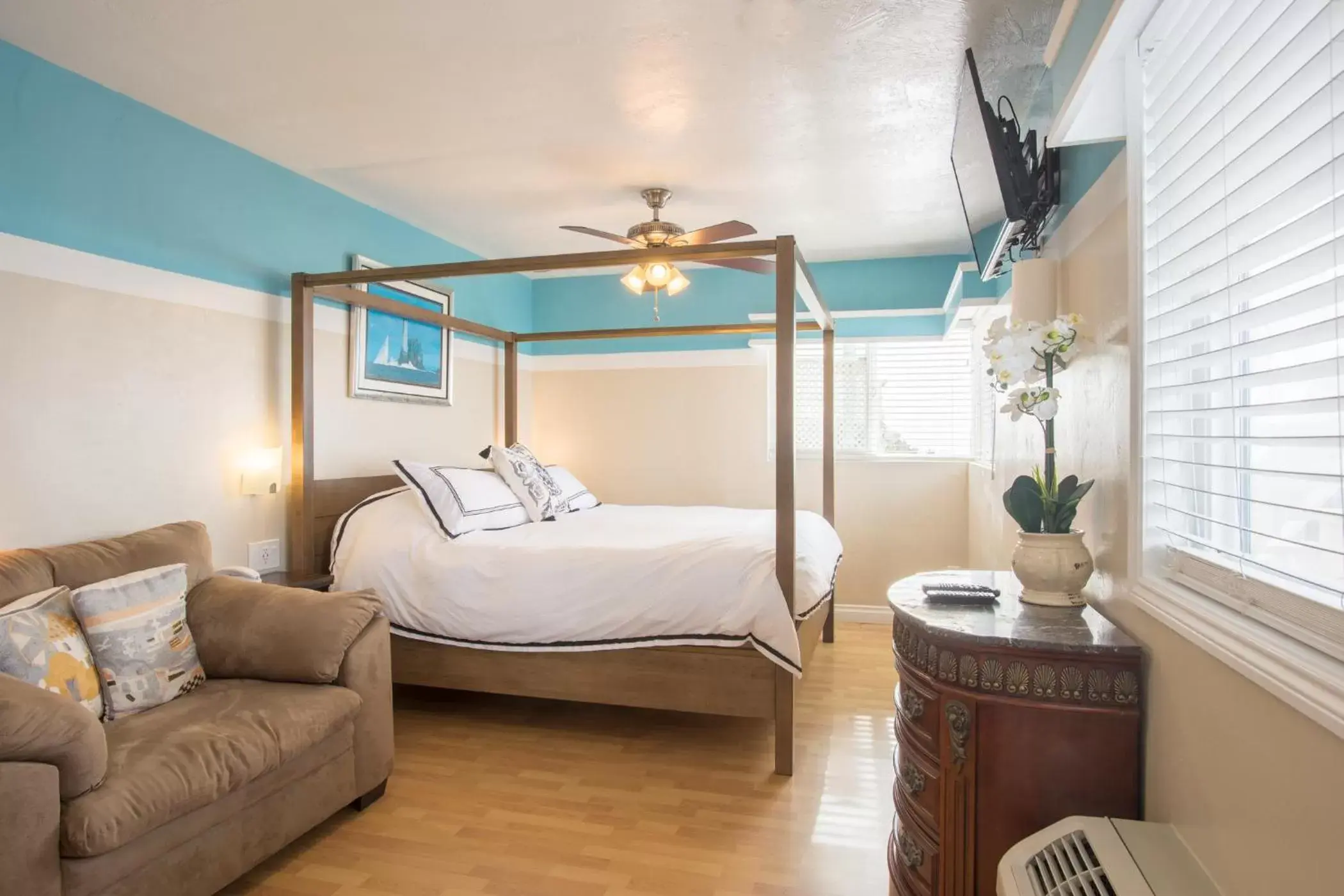 Bedroom in The Inn at Sunset Cliffs