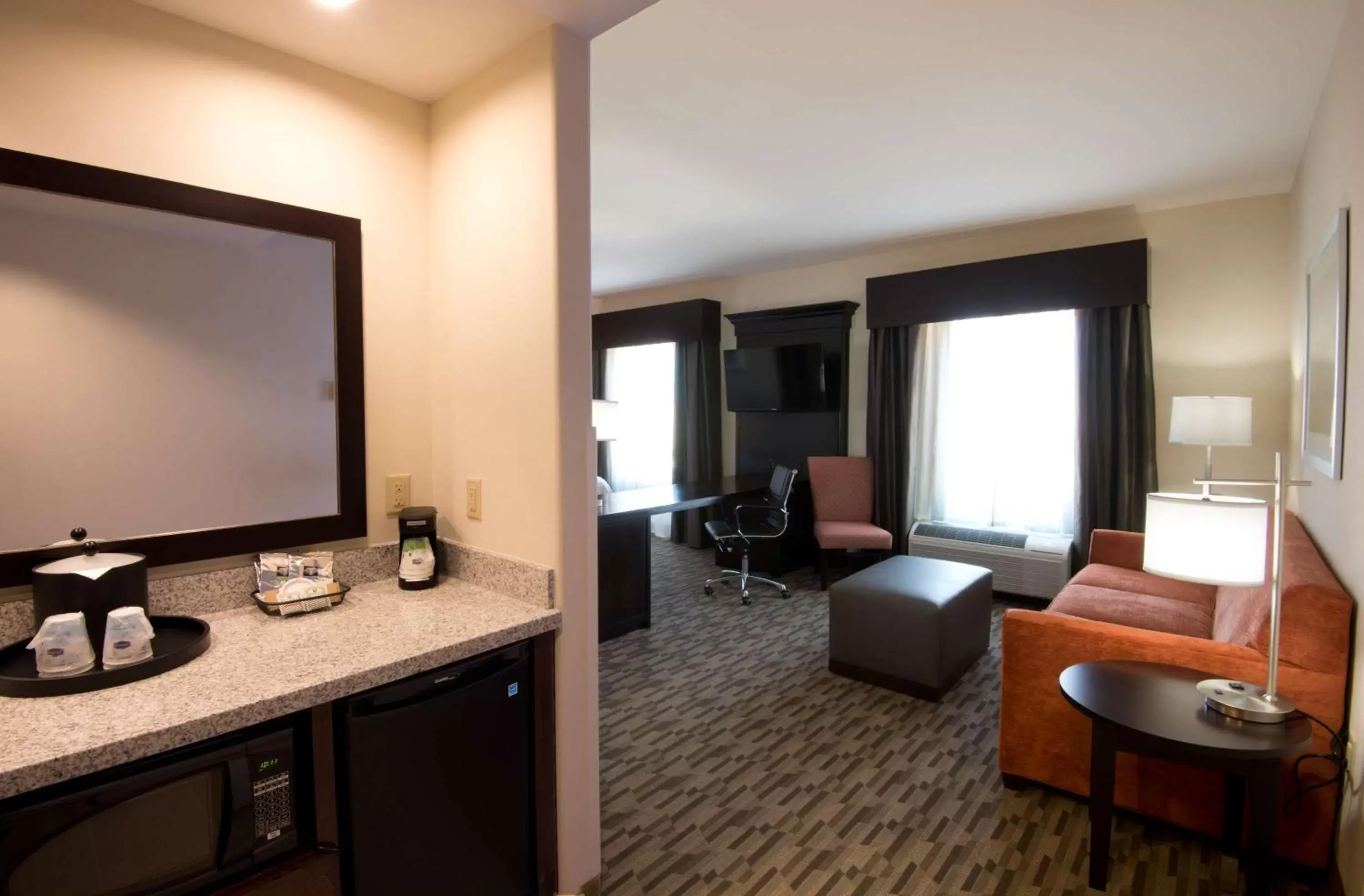 Living room, TV/Entertainment Center in Hampton Inn & Suites Albuquerque North/I-25