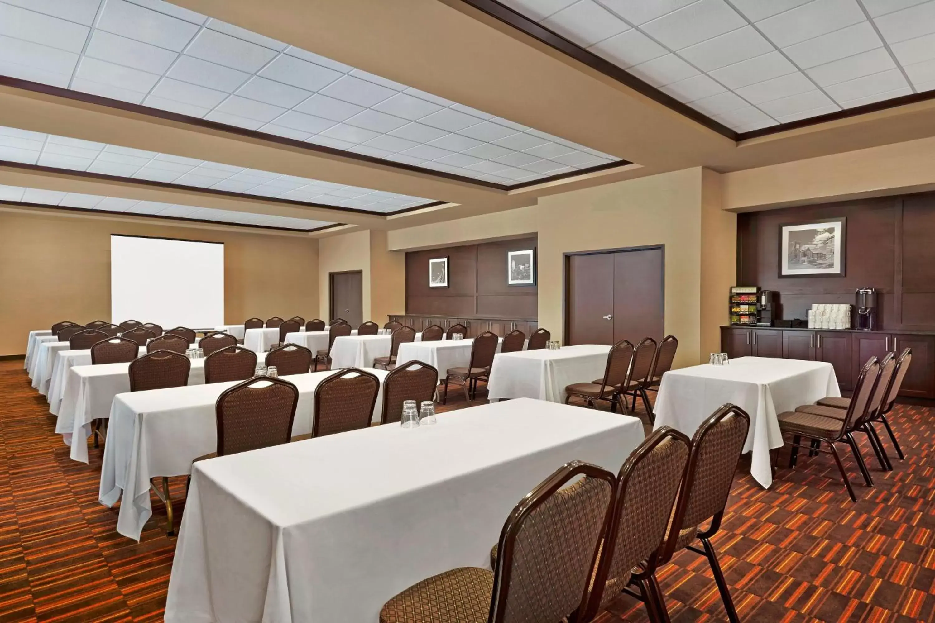 Meeting/conference room in Four Points by Sheraton Edmonton International Airport
