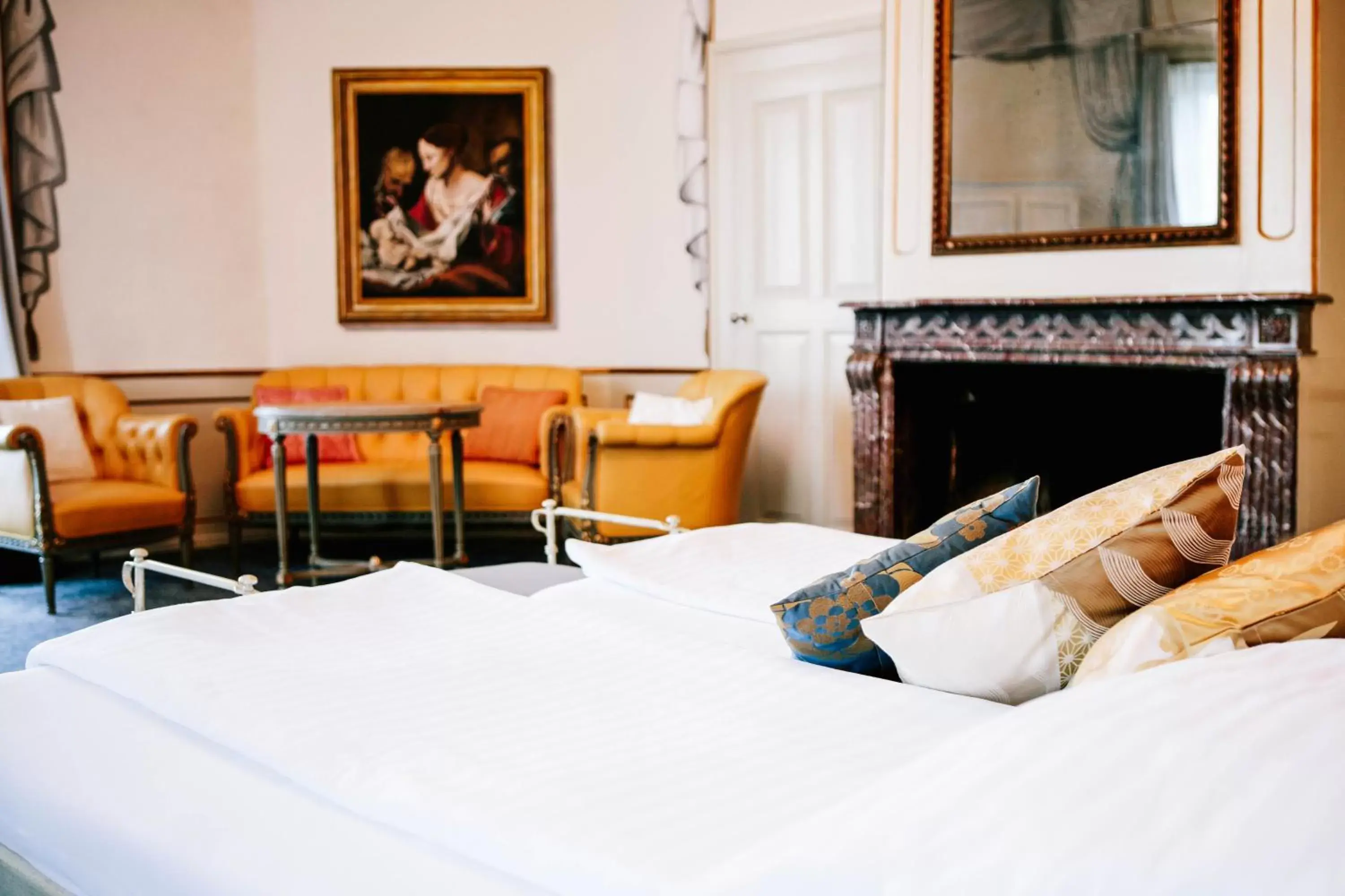 Seating area, Bed in Hotel Murtenhof & Krone