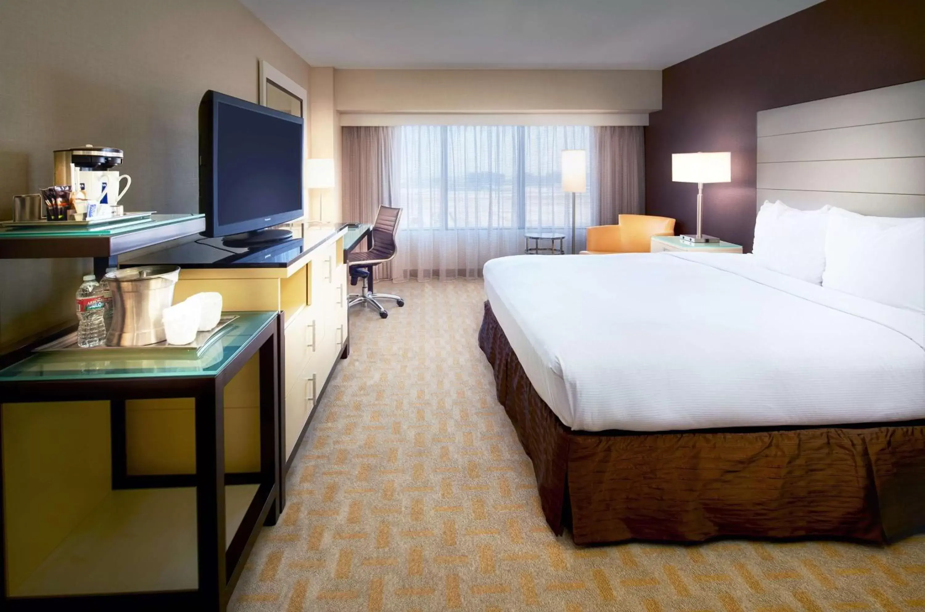 Bedroom, TV/Entertainment Center in Hilton Los Angeles Airport