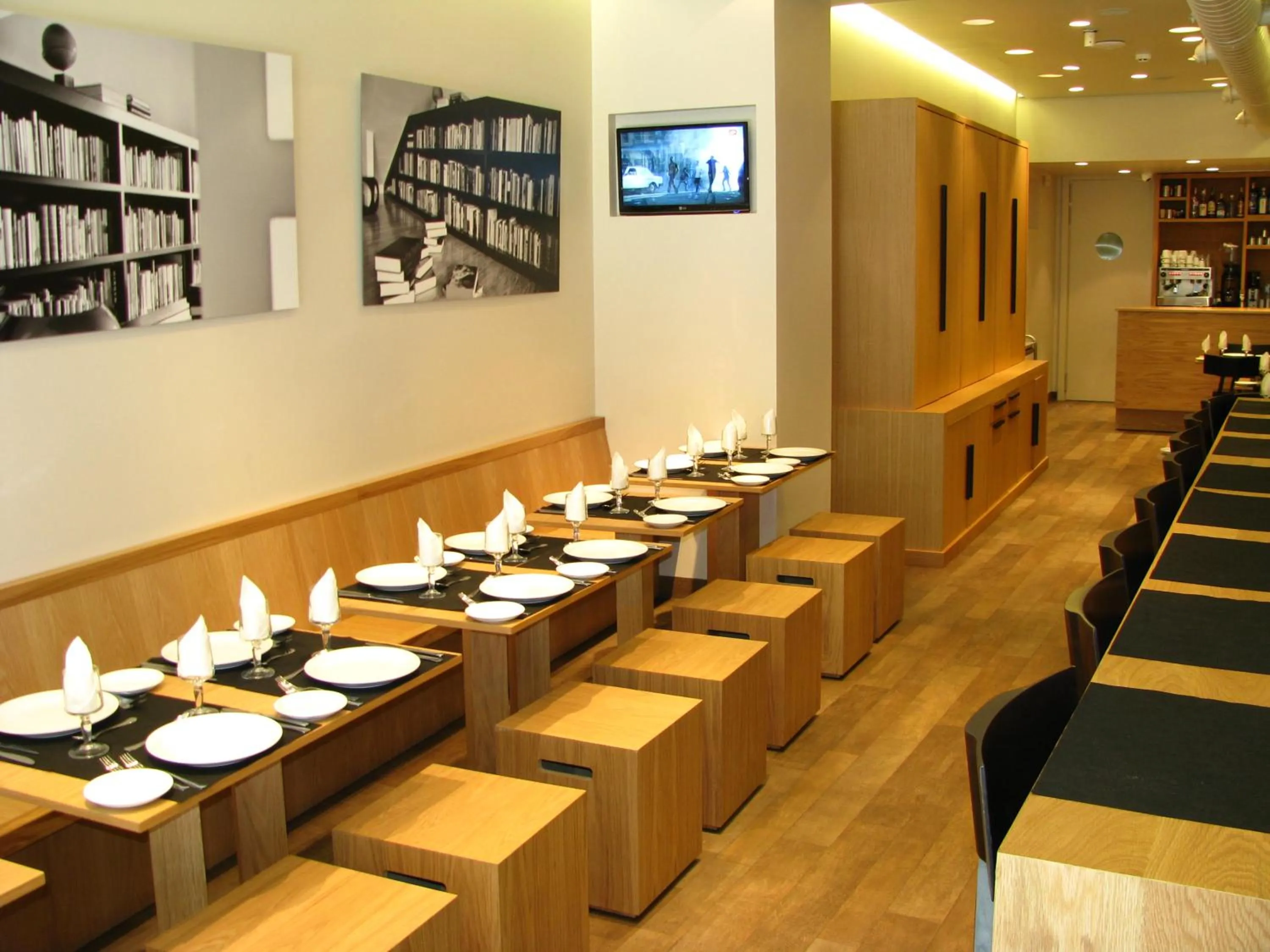 Dining area in Hostal Abadia Madrid