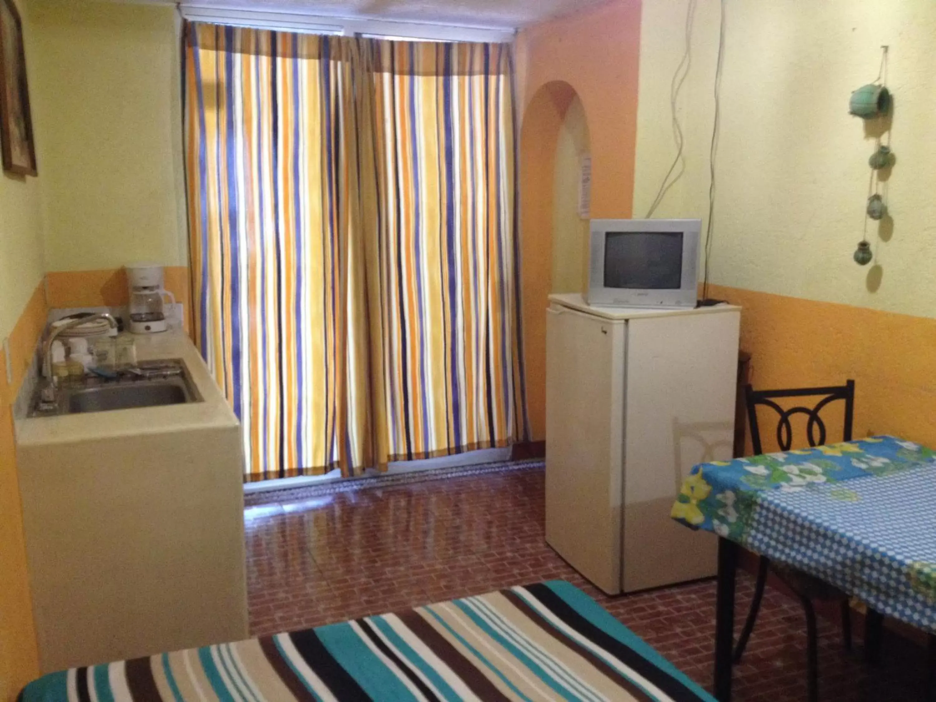 Kitchen or kitchenette, TV/Entertainment Center in Hotel Las Salinas