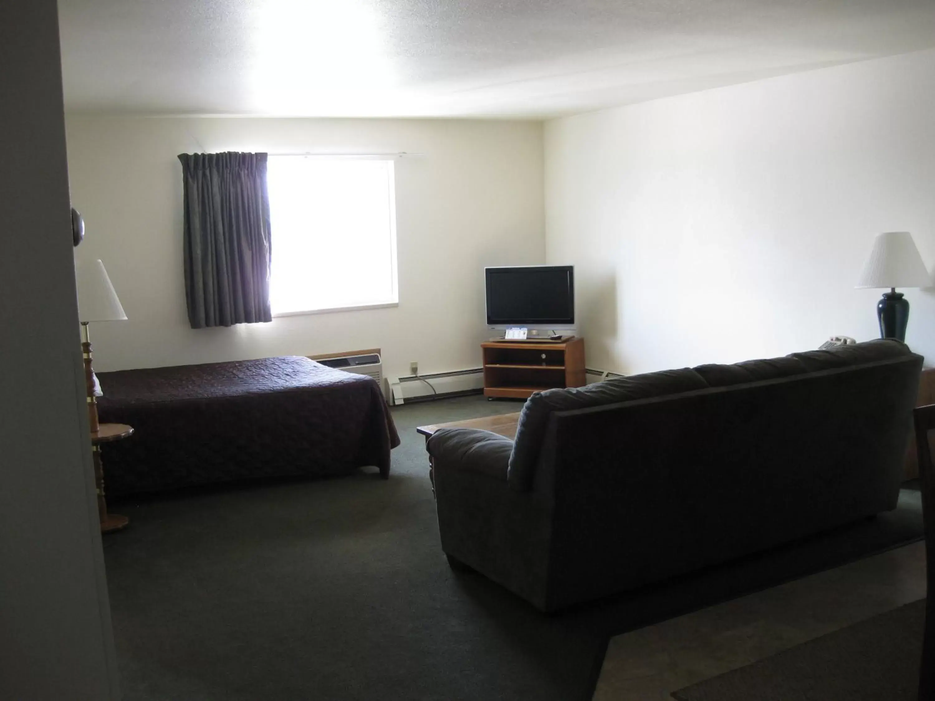 Living room, TV/Entertainment Center in Super 8 by Wyndham Escanaba