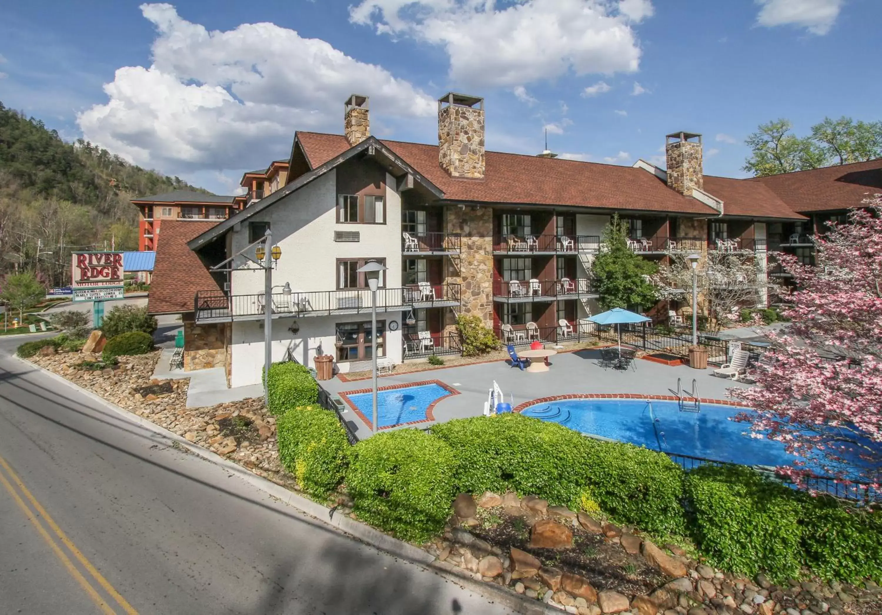 Facade/entrance, Pool View in River Edge Inn