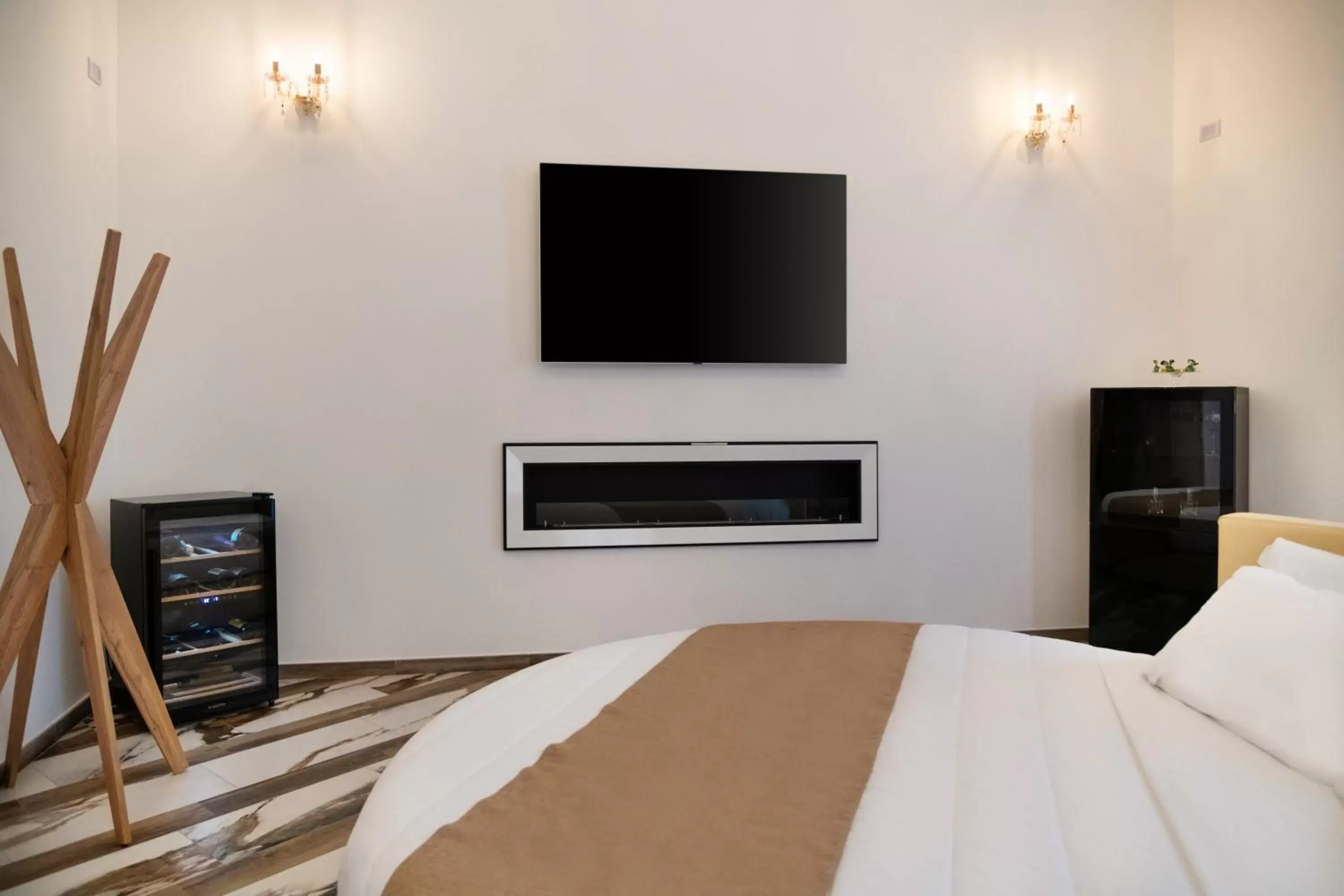 Bed, TV/Entertainment Center in Sant'Antonino Luxury Suite