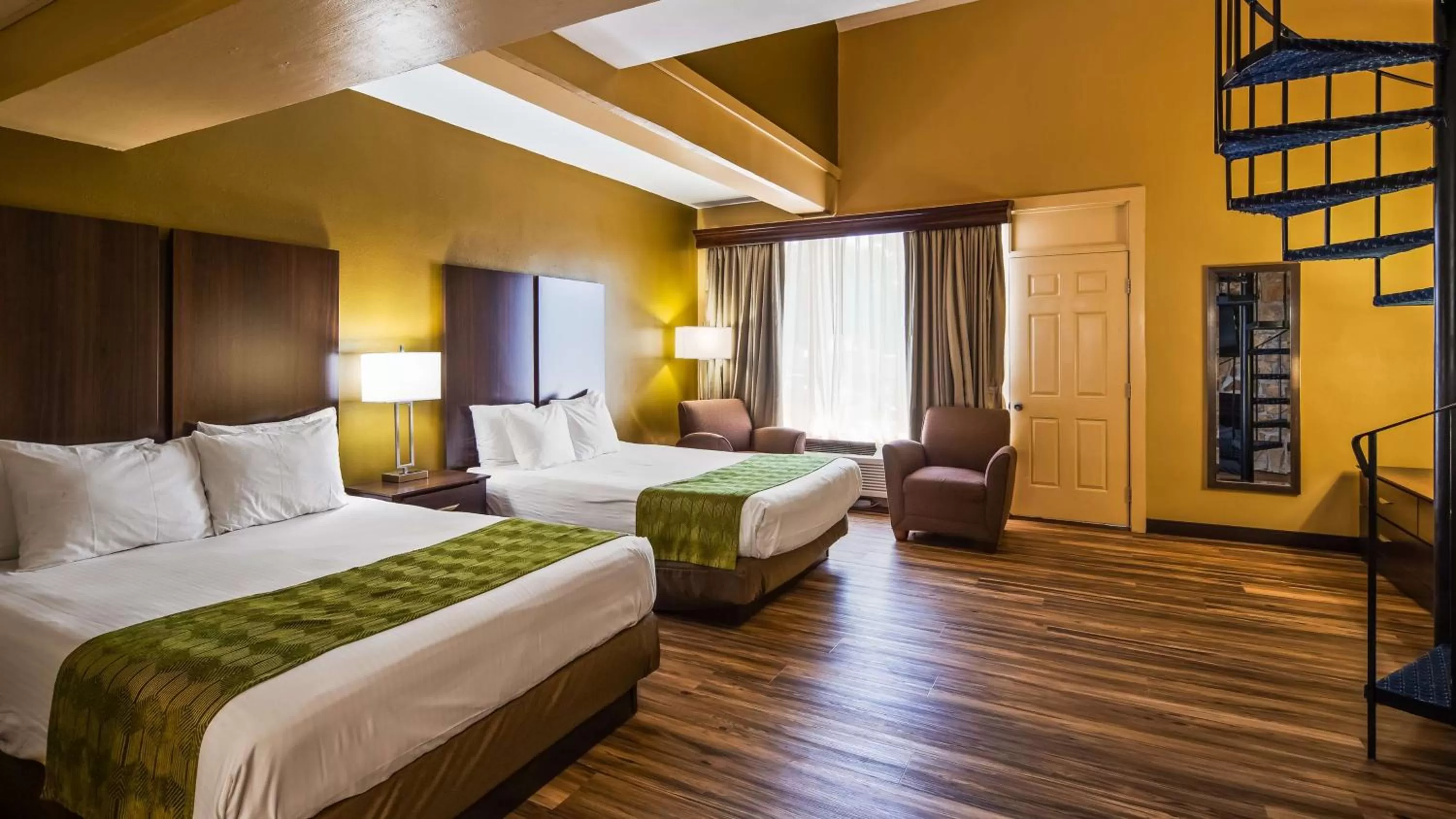 Town House with Three Queen Beds in Best Western Plaza Inn