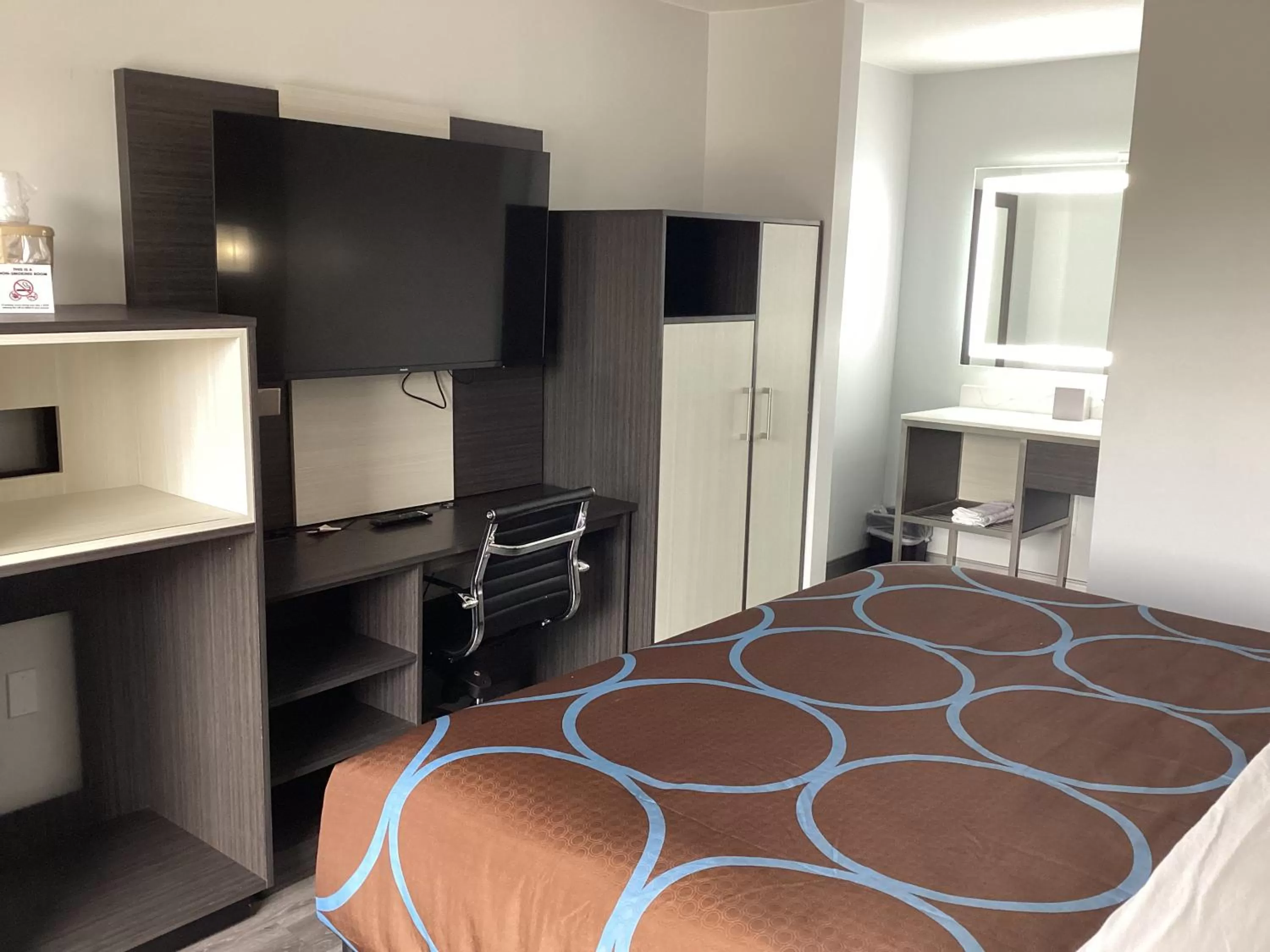 Bed in Super 8 by Wyndham Baltimore Northwest