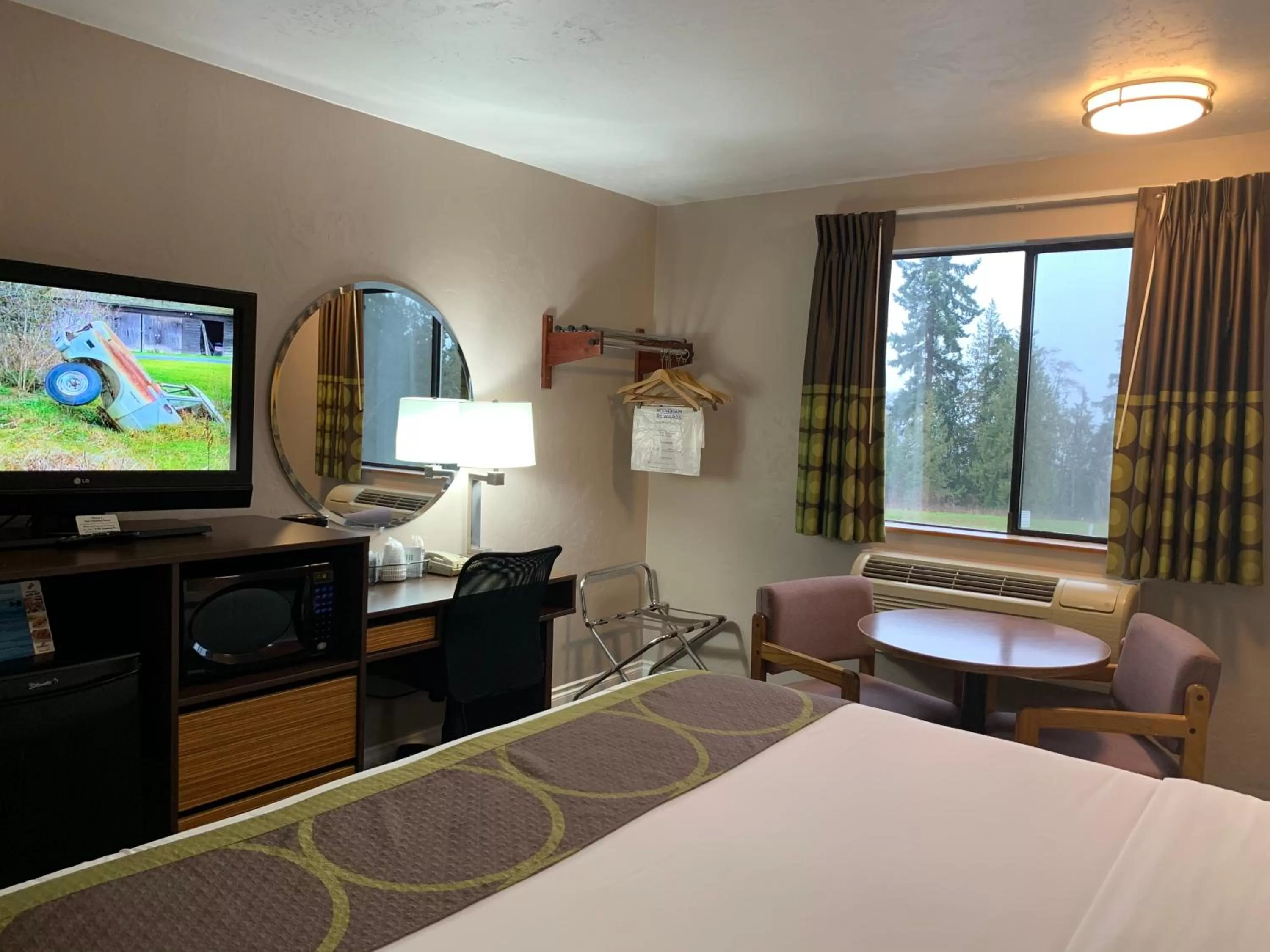 Photo of the whole room, Bed in Super 8 by Wyndham Port Angeles at Olympic National Park