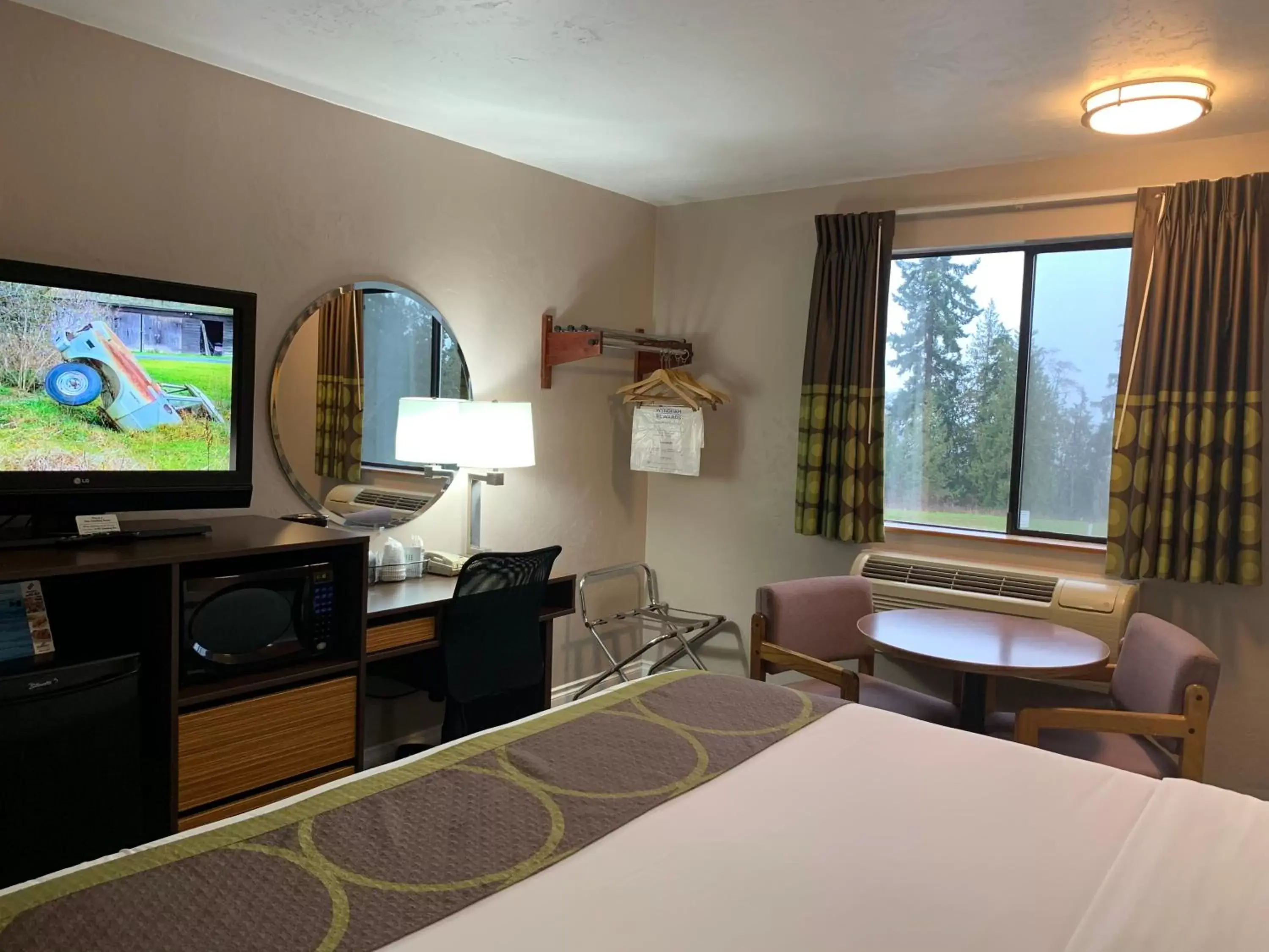 Photo of the whole room, TV/Entertainment Center in Super 8 by Wyndham Port Angeles at Olympic National Park