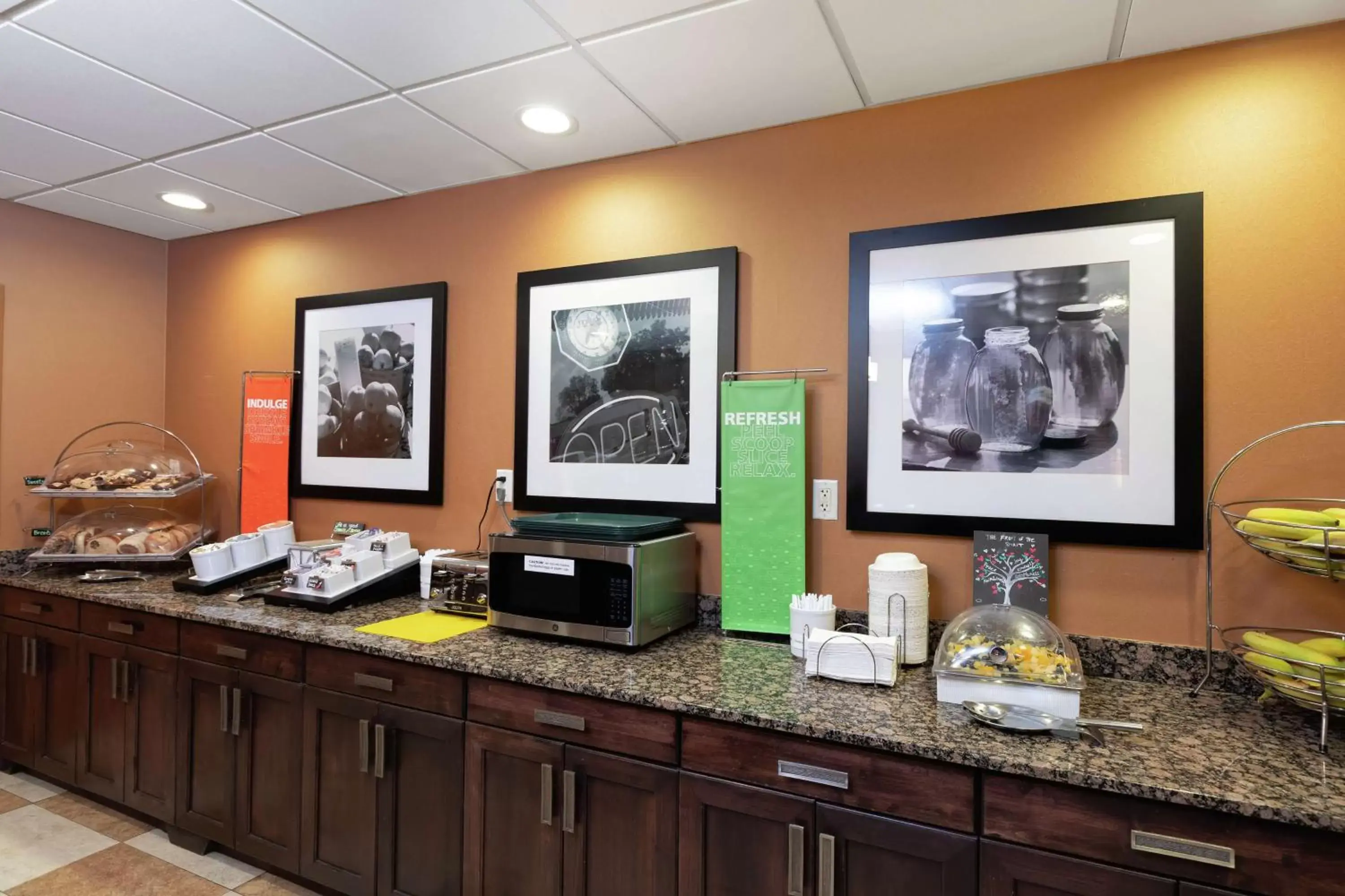 Dining area in Hampton Inn & Suites-Austin Airport