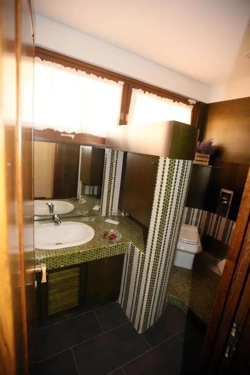 Bathroom in paradise suite