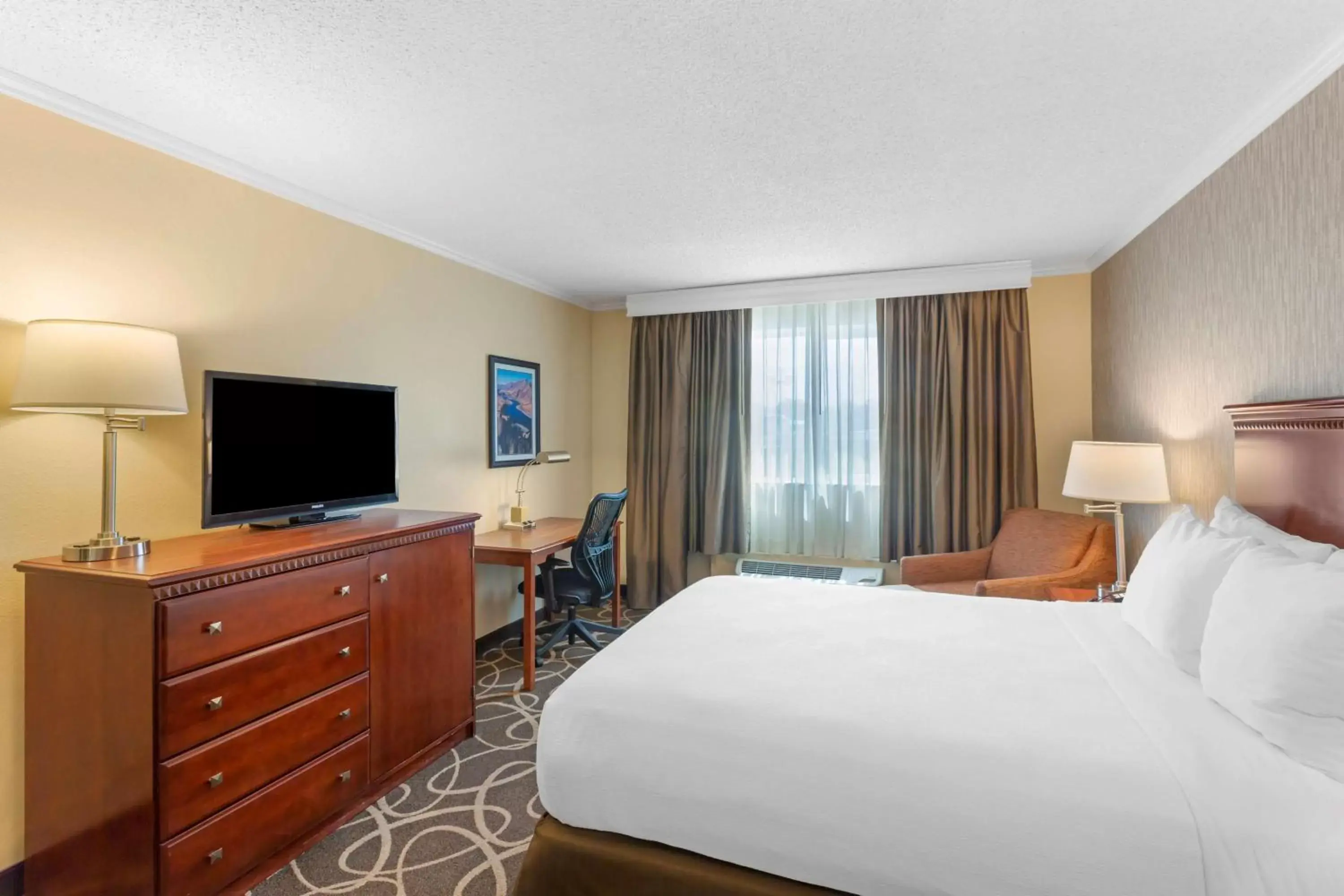 Bedroom, TV/Entertainment Center in Best Western Plus Burley Inn & Convention Center