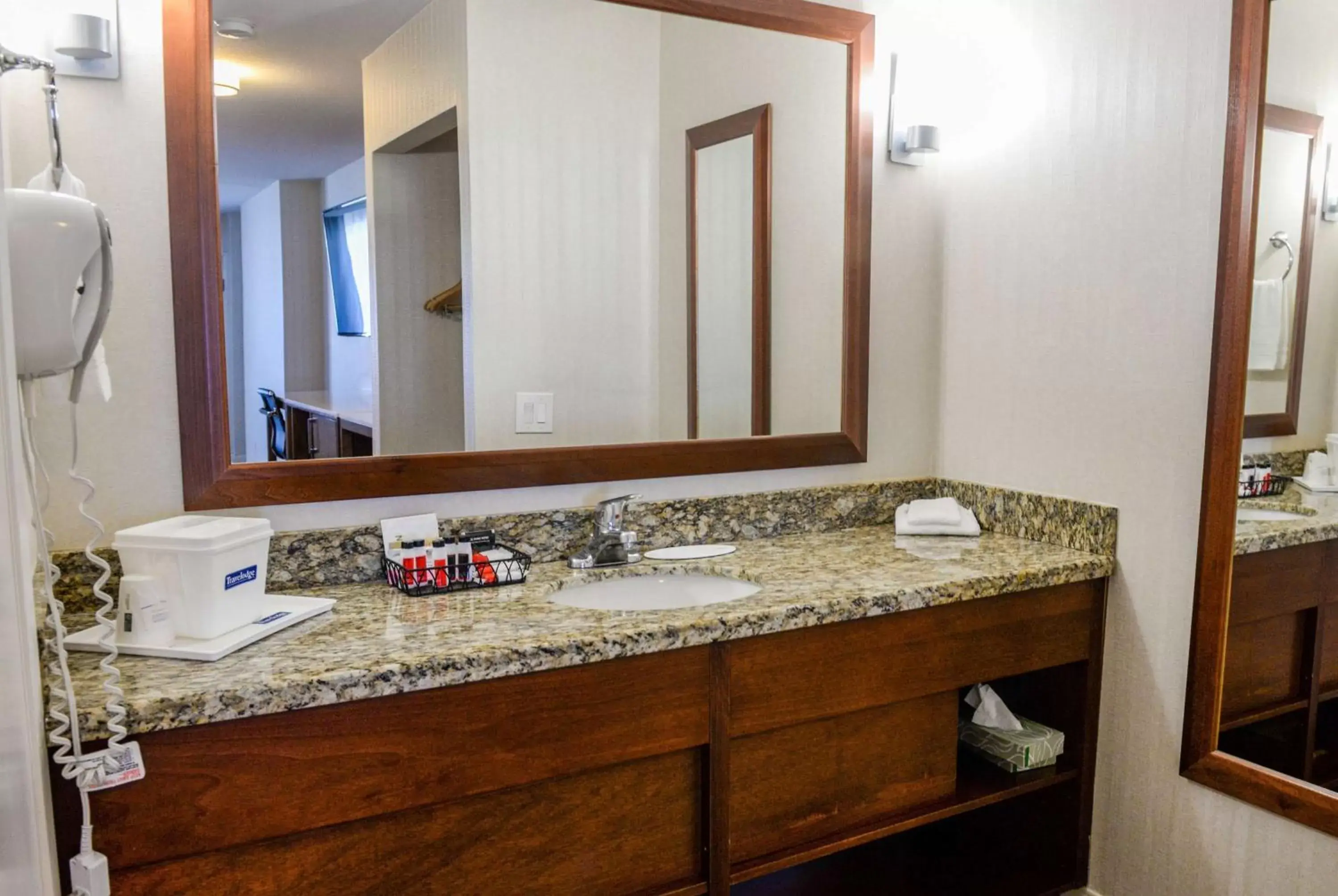 TV and multimedia, Bathroom in Travelodge by Wyndham Culver City