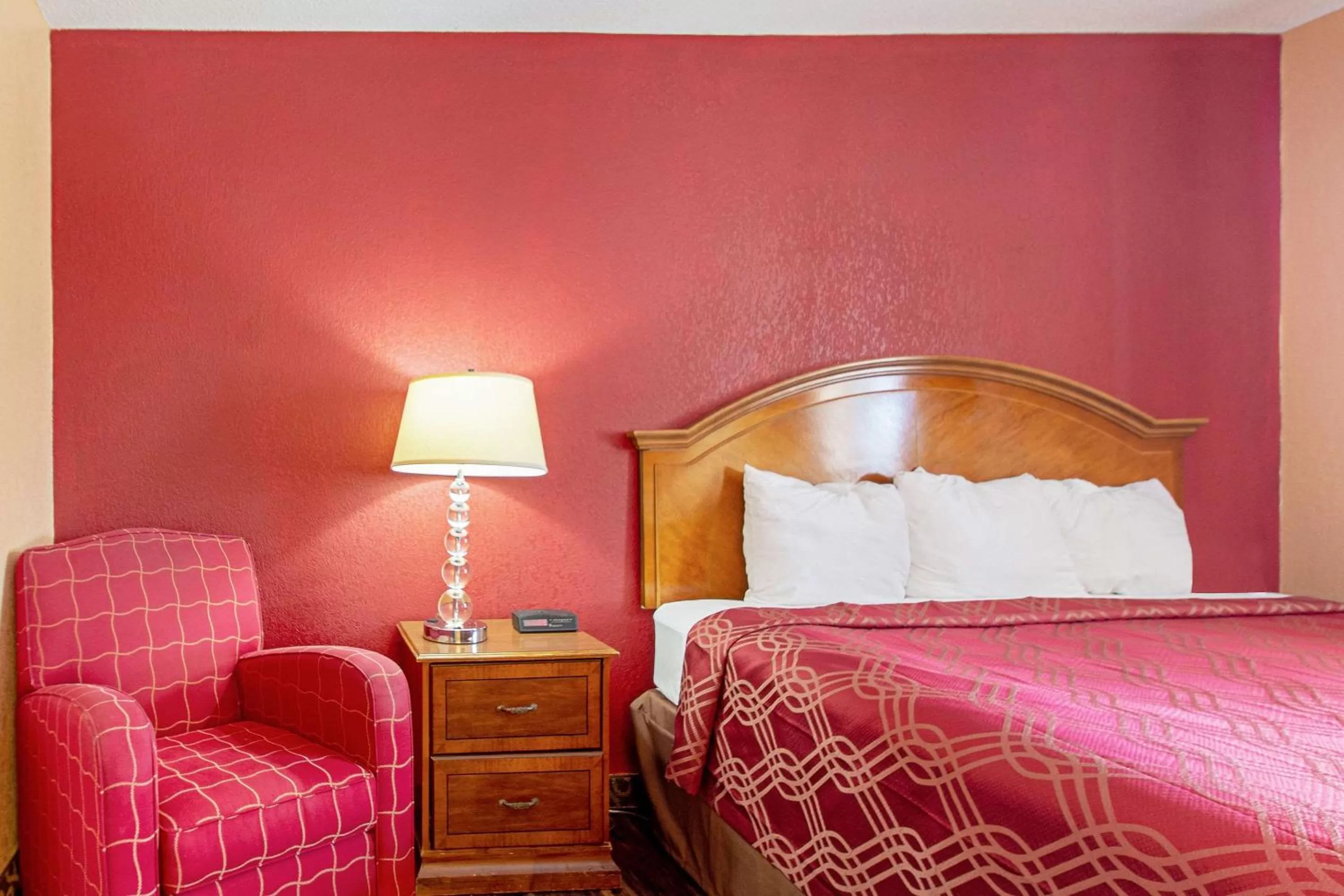 Photo of the whole room, Bed in Econo Lodge Utica