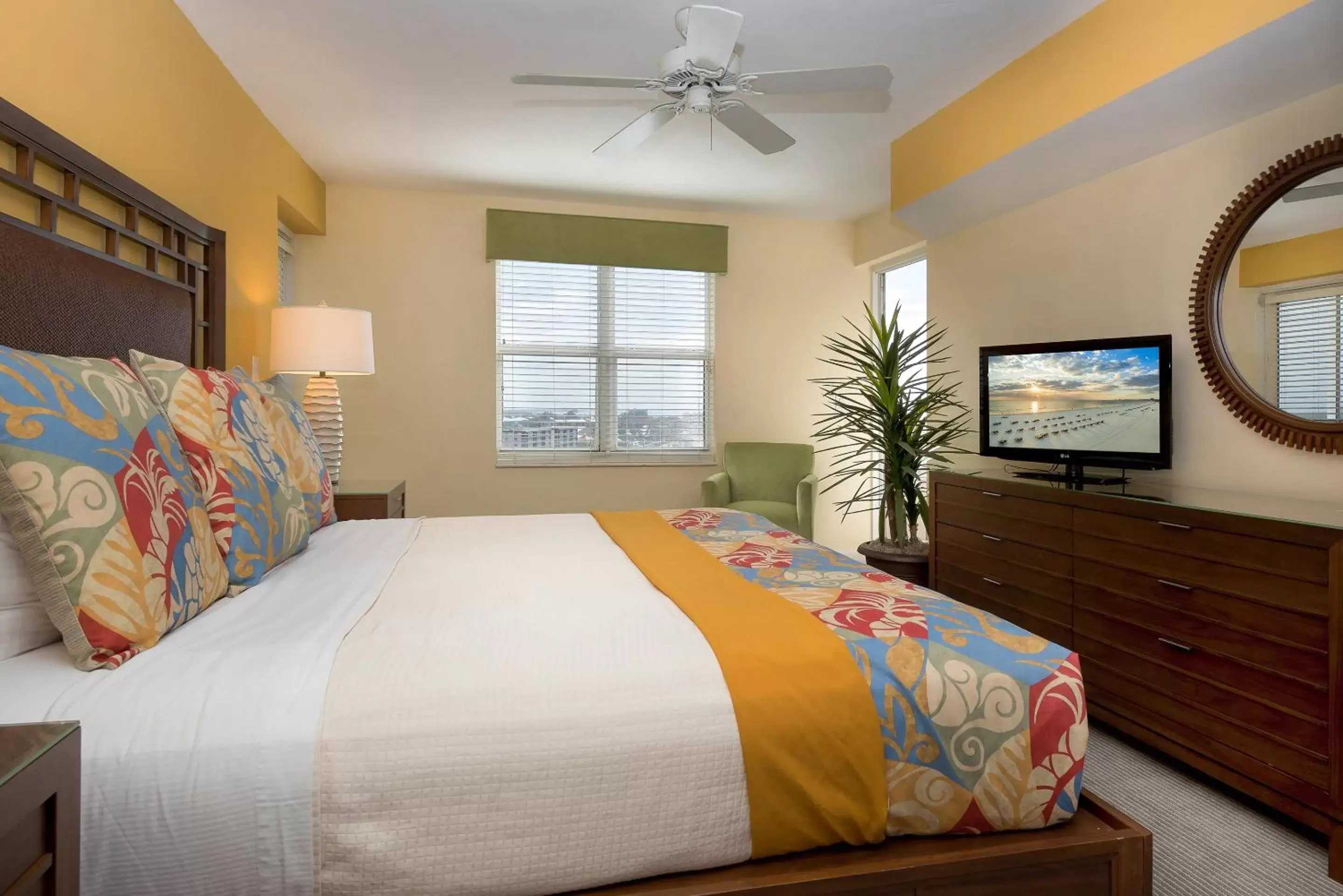 Bathroom, Bed in GullWing Beach Resort