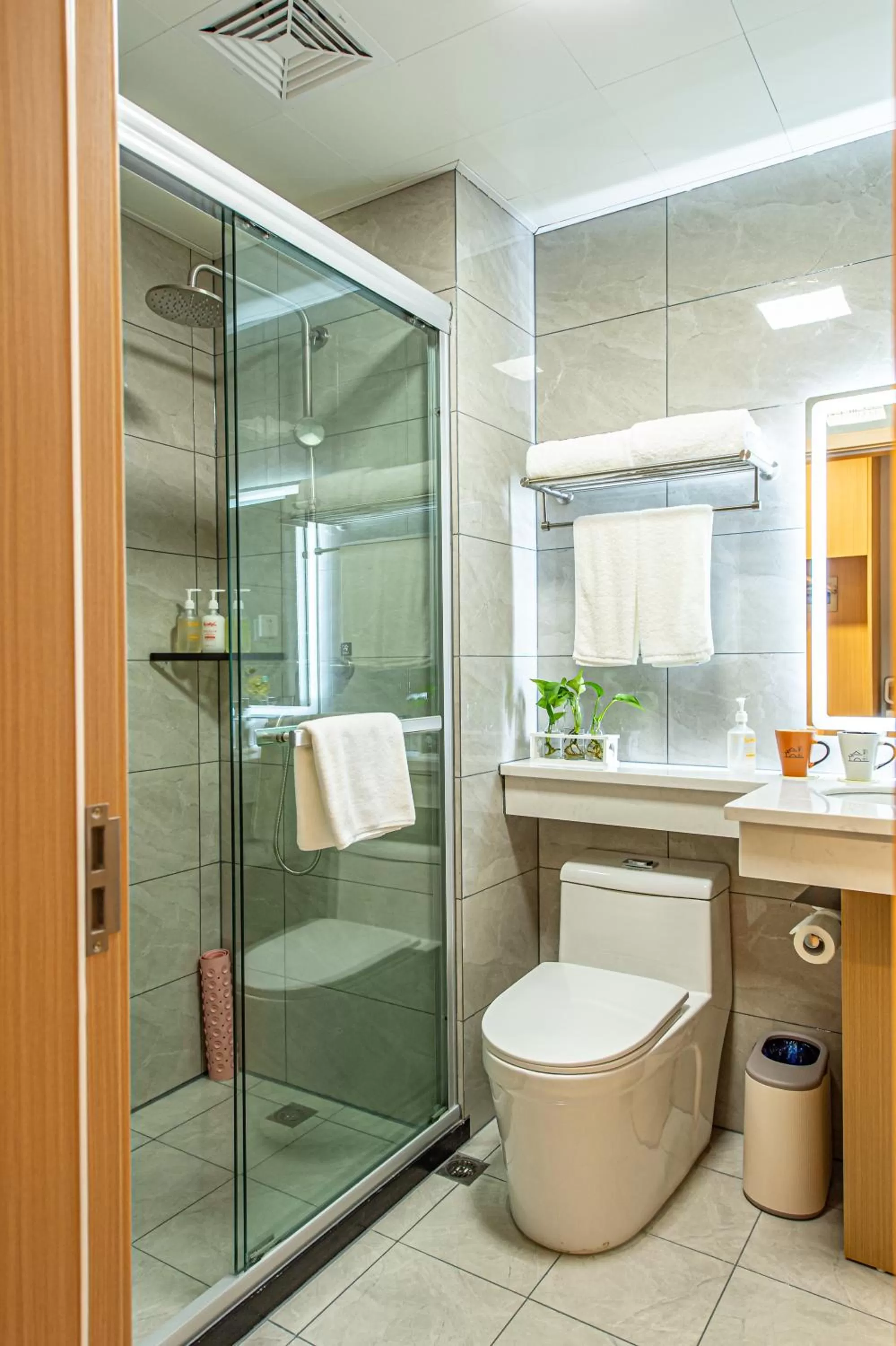 Shower in Shanghai JOYFUL YARD Hotel-Free shuttle bus to Pudong Airport and Disneyland