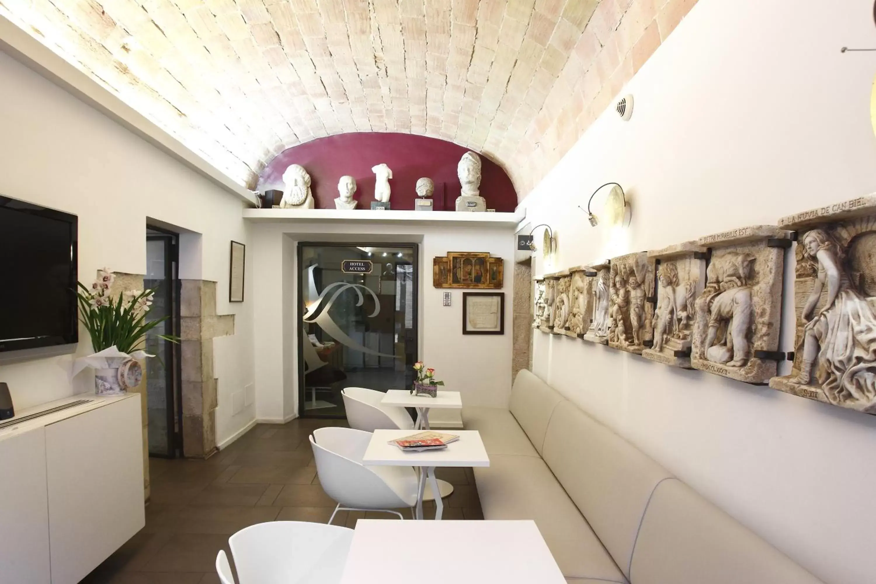 Communal lounge/ TV room, Bathroom in Hotel Museu Llegendes de Girona