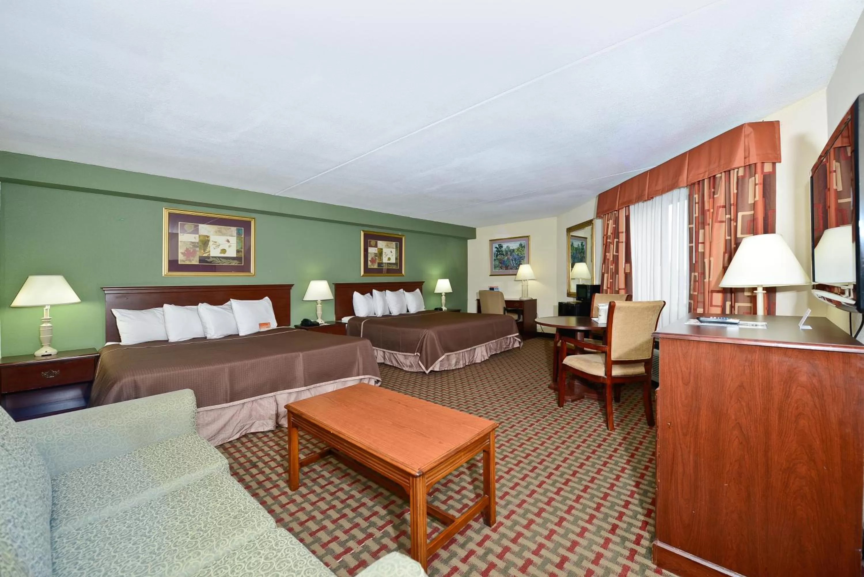Bed in Howard Johnson by Wyndham Newark Airport