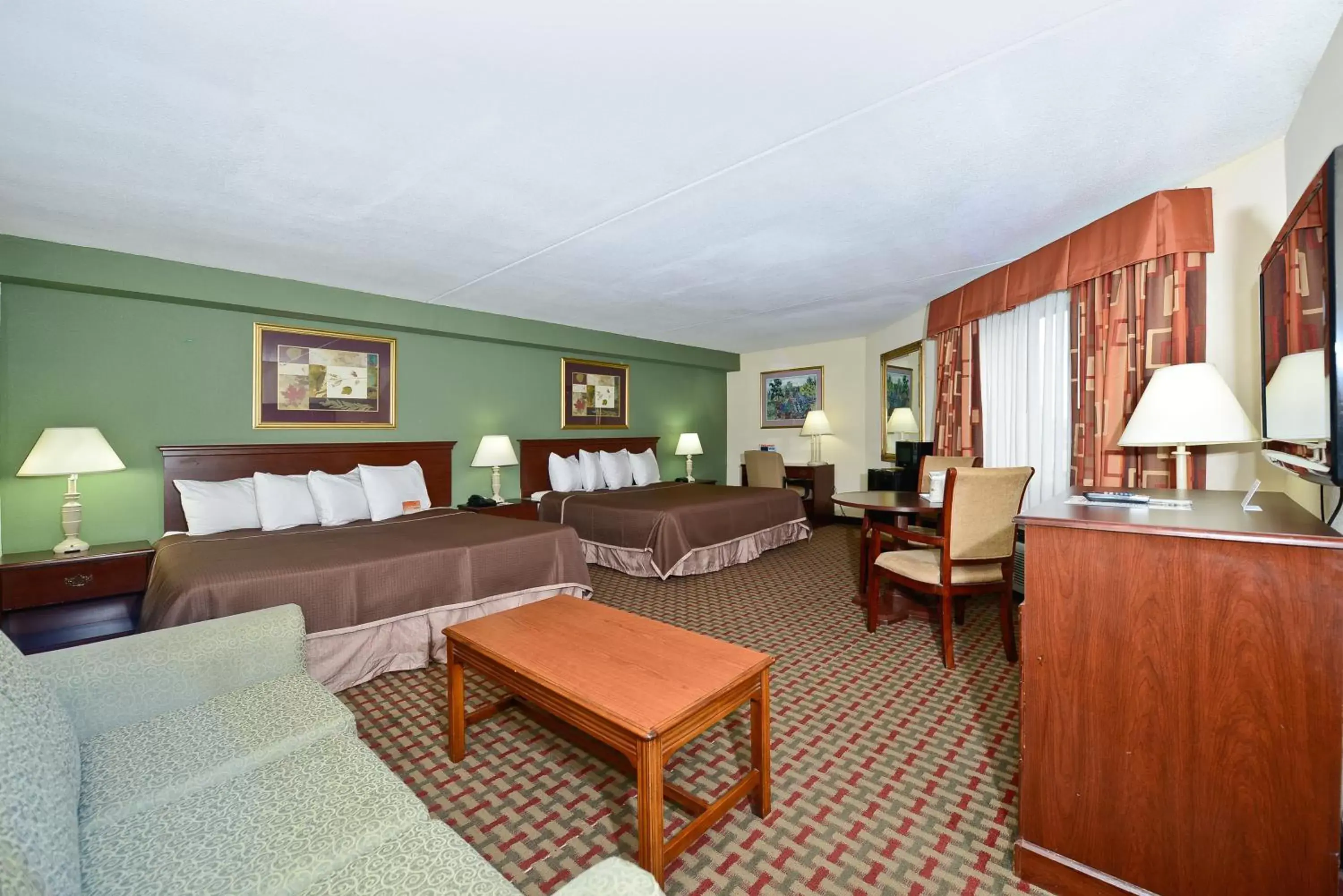 Bed, Seating Area in Howard Johnson by Wyndham Newark Airport