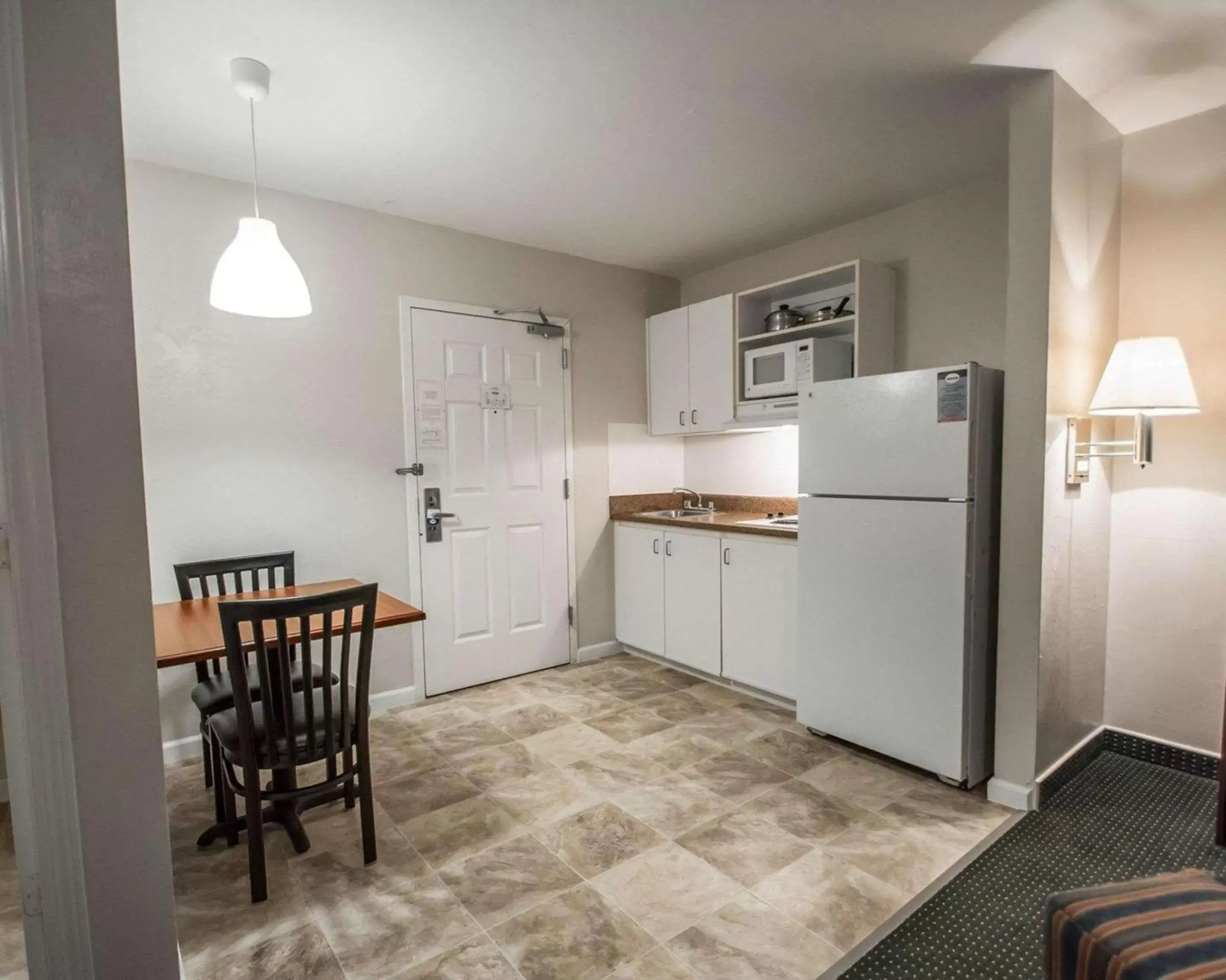 Photo of the whole room, Kitchen/Kitchenette in Suburban Studios Melbourne Airport