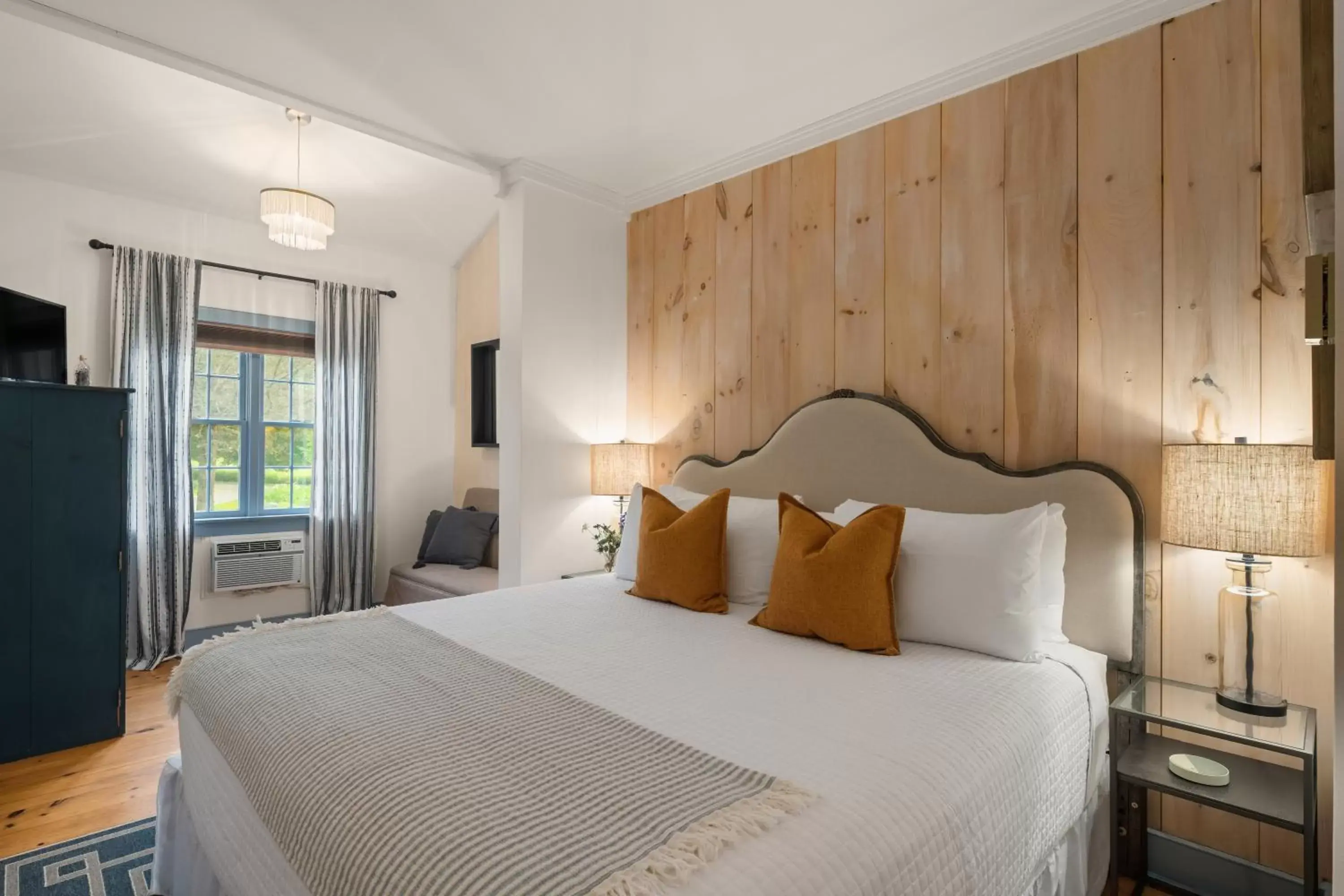 Photo of the whole room, Bed in Inn at Silver Maple Farm