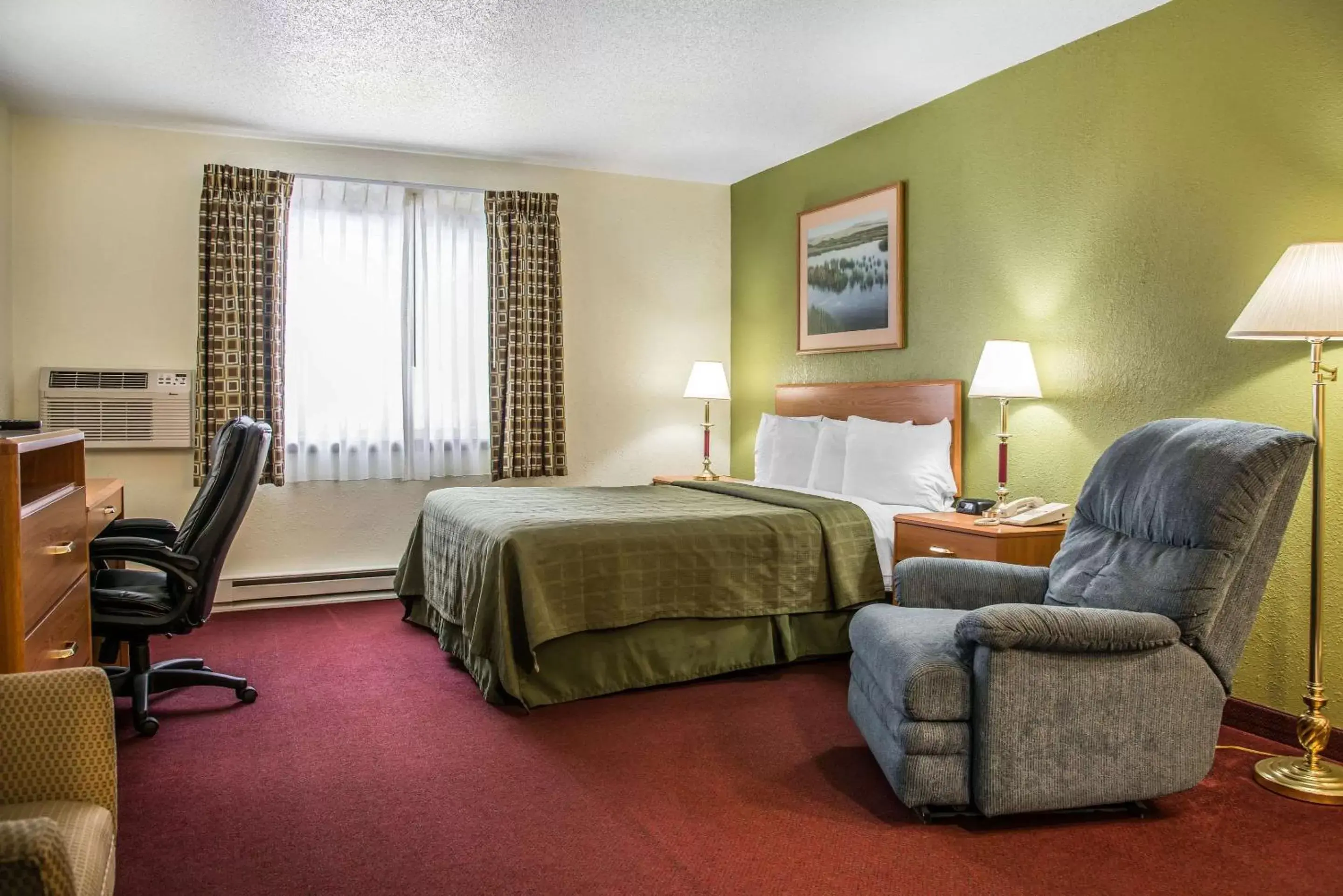 Photo of the whole room, Bed in Hudson Inn & Suites