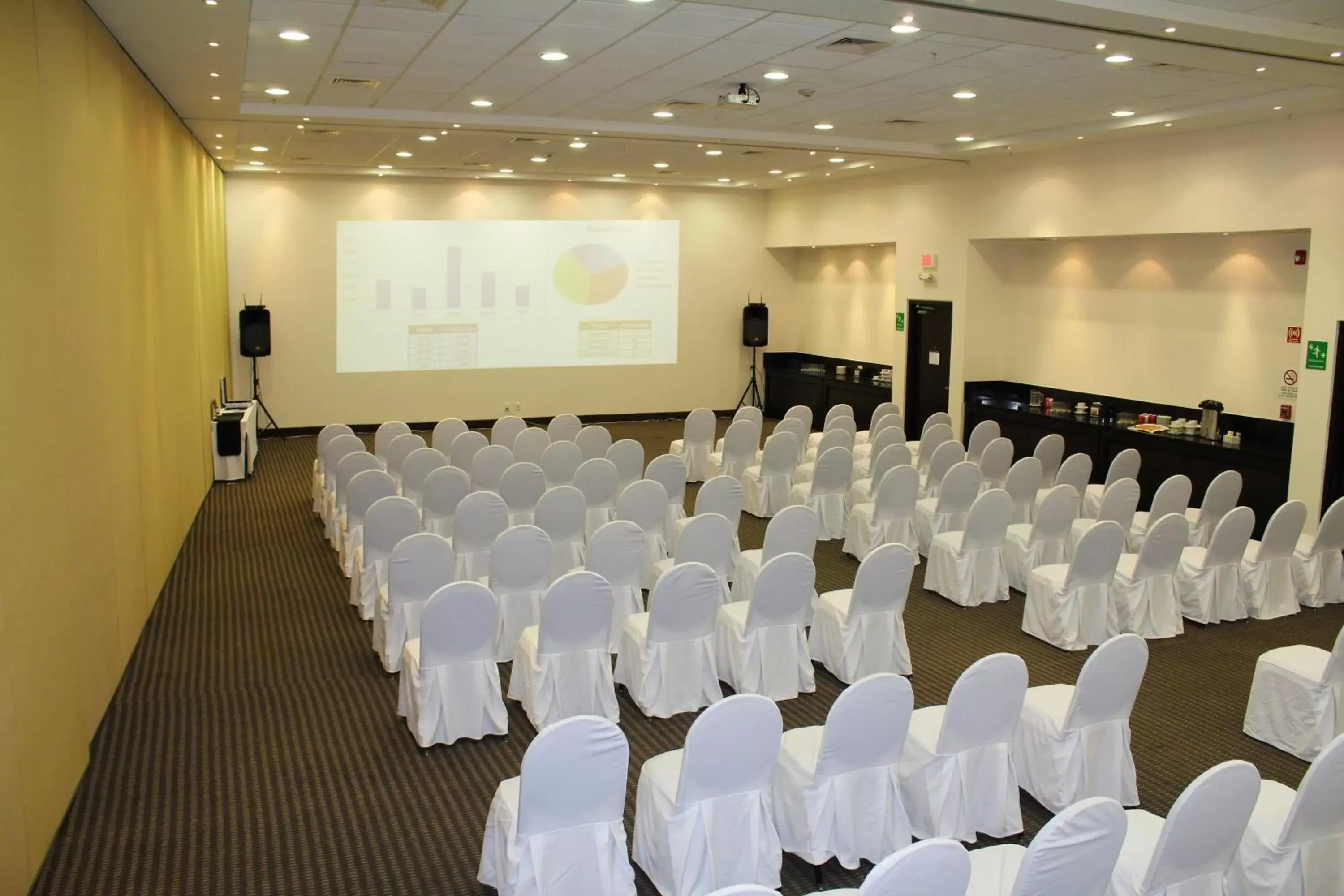 Meeting/conference room in Holiday Inn Express Mérida, an IHG Hotel