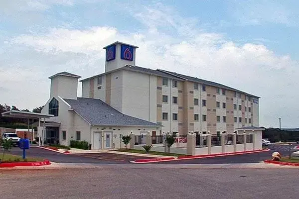 Facade/entrance, Property Building in Motel 6-Marble Falls, TX