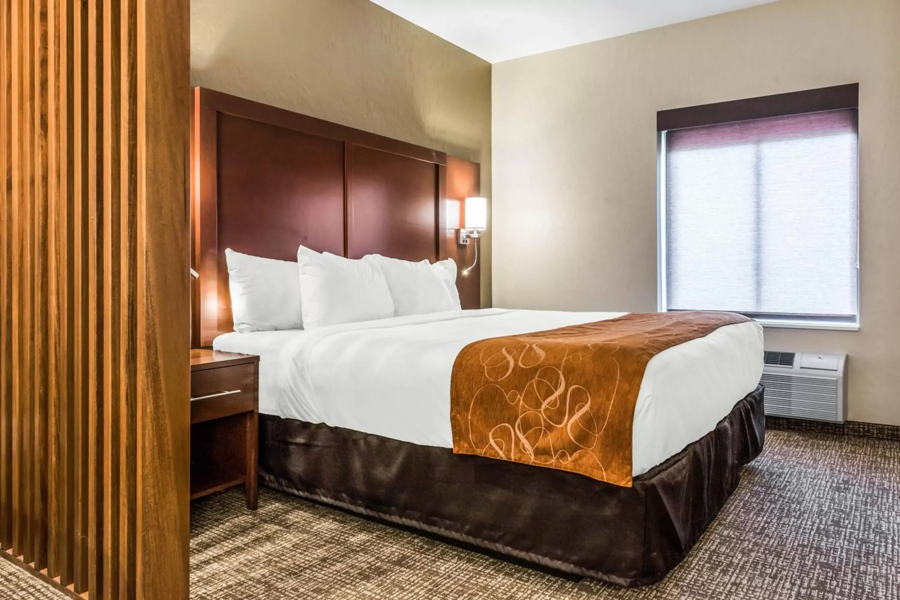 Bedroom, Bed in Comfort Suites Florence - Cincinnati South