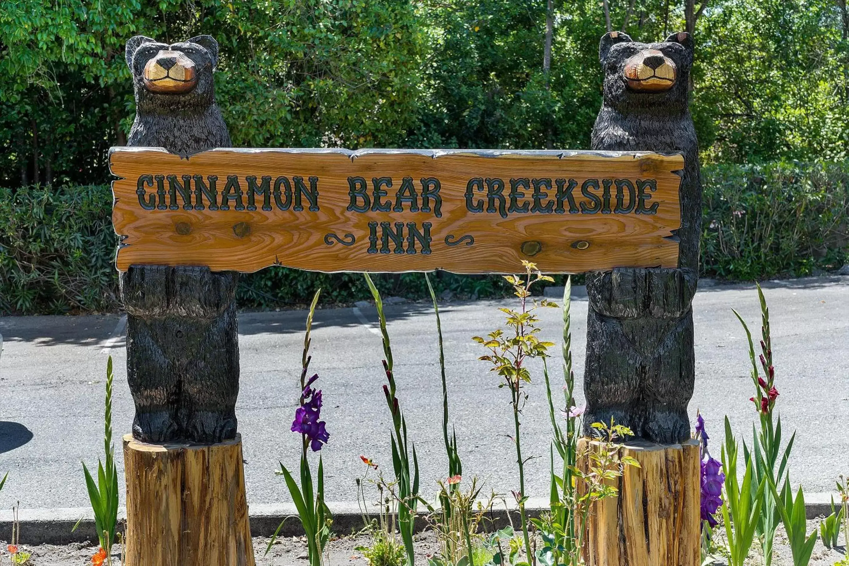 Cinnamon Bear Creekside Inn