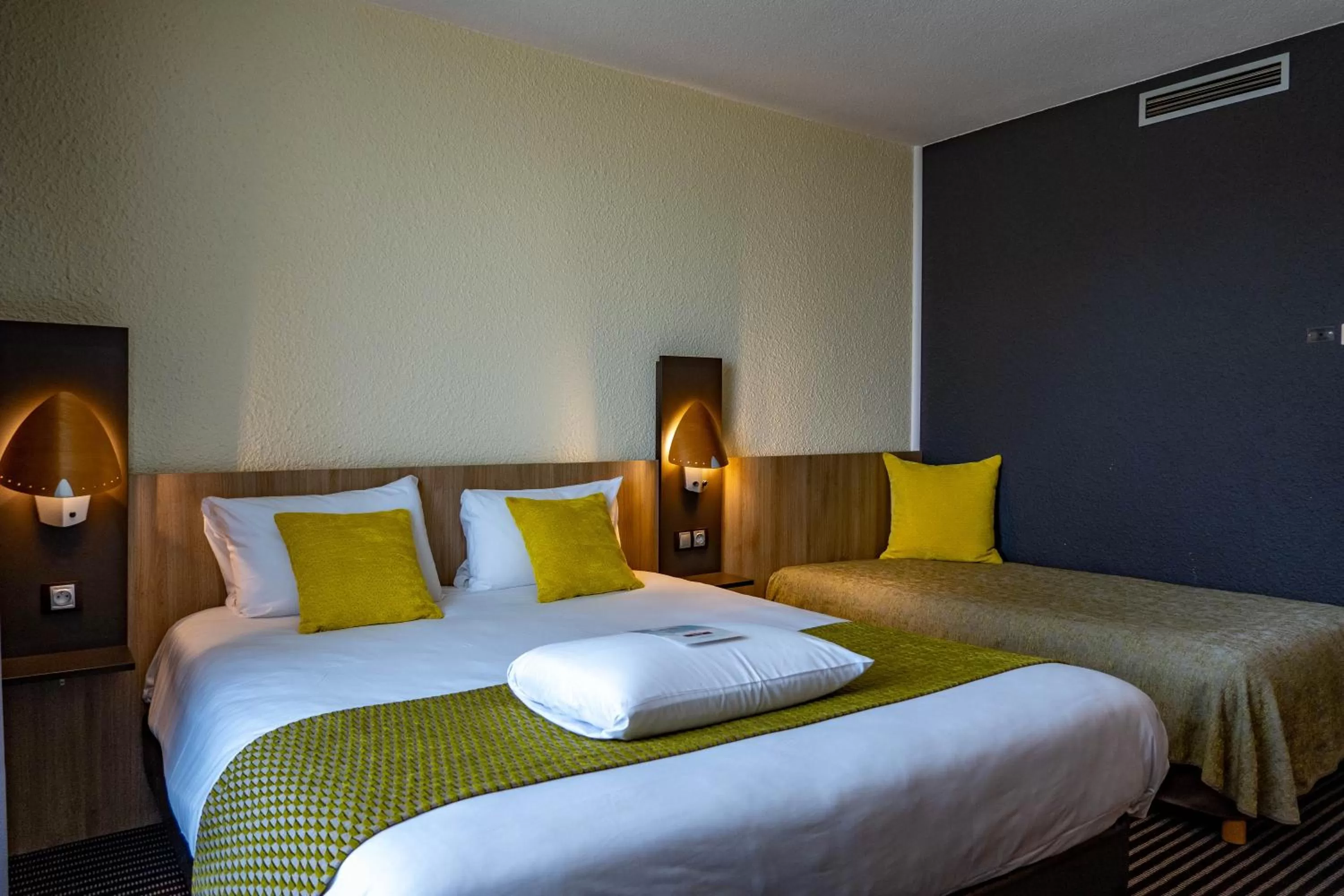 Toilet, Bed in Kyriad Montchanin le Creusot