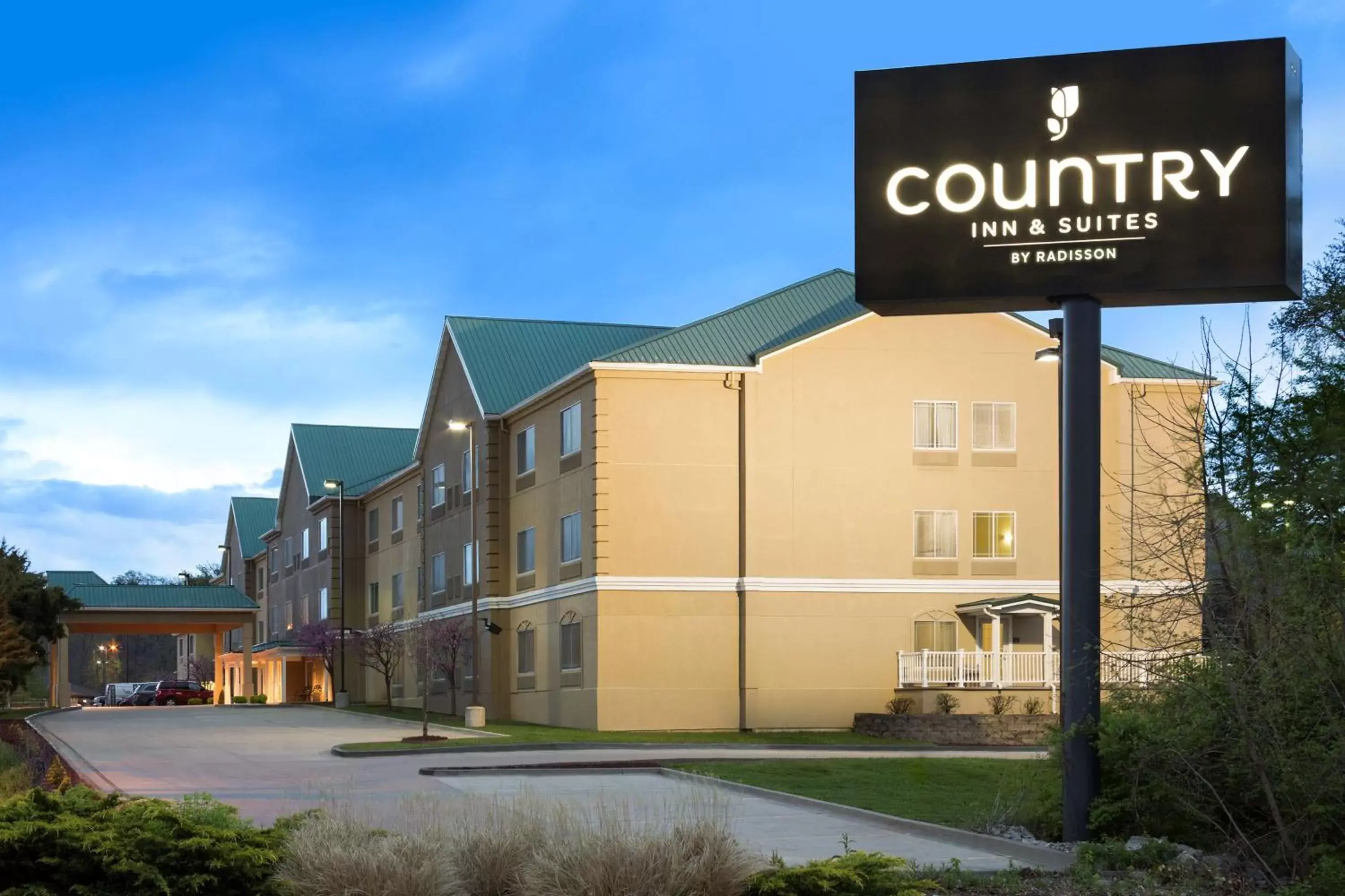 Property building in Country Inn & Suites by Radisson, Columbia, MO