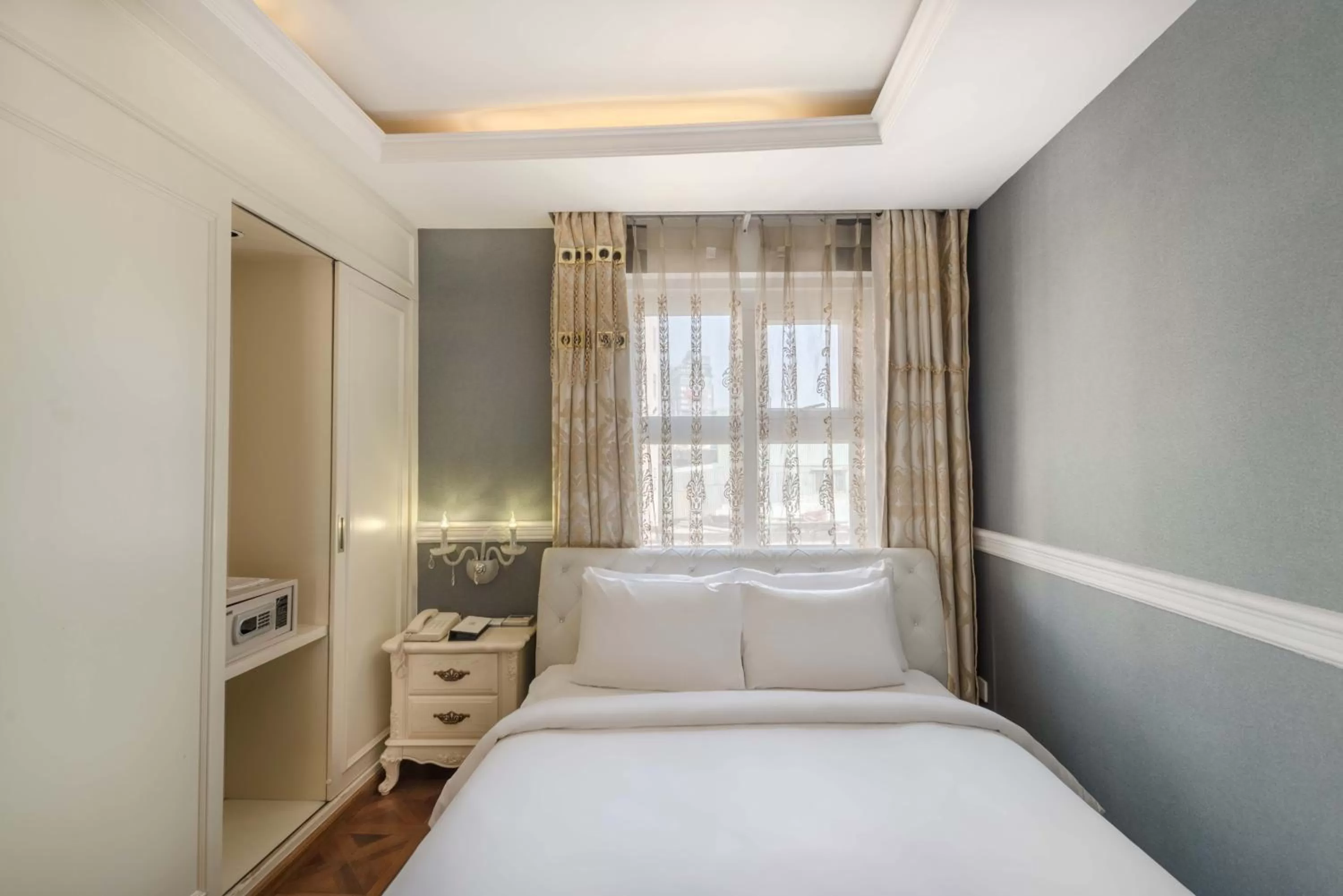 Deluxe Room in Me Saigon Boutique Hotel