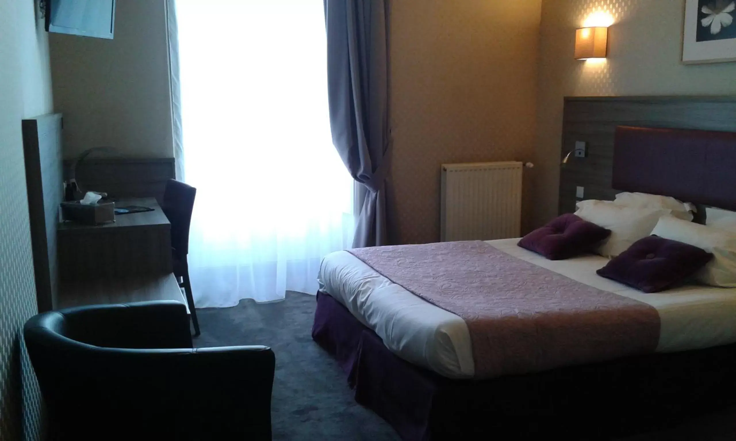 Photo of the whole room, Bed in Cit'Hotel le Challonge