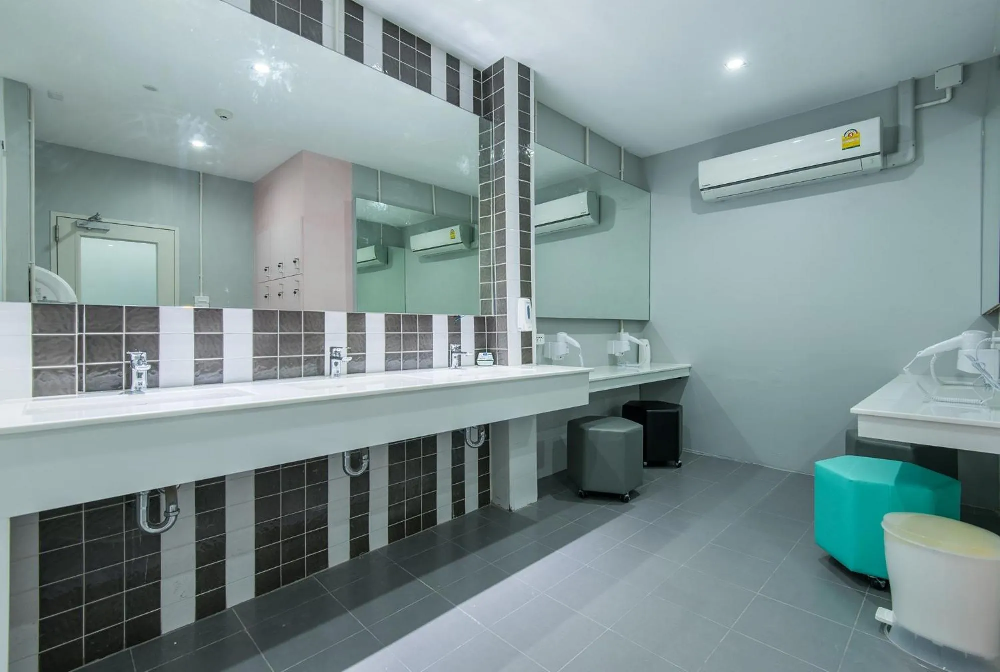 Toilet in Siam Stadium Hostel